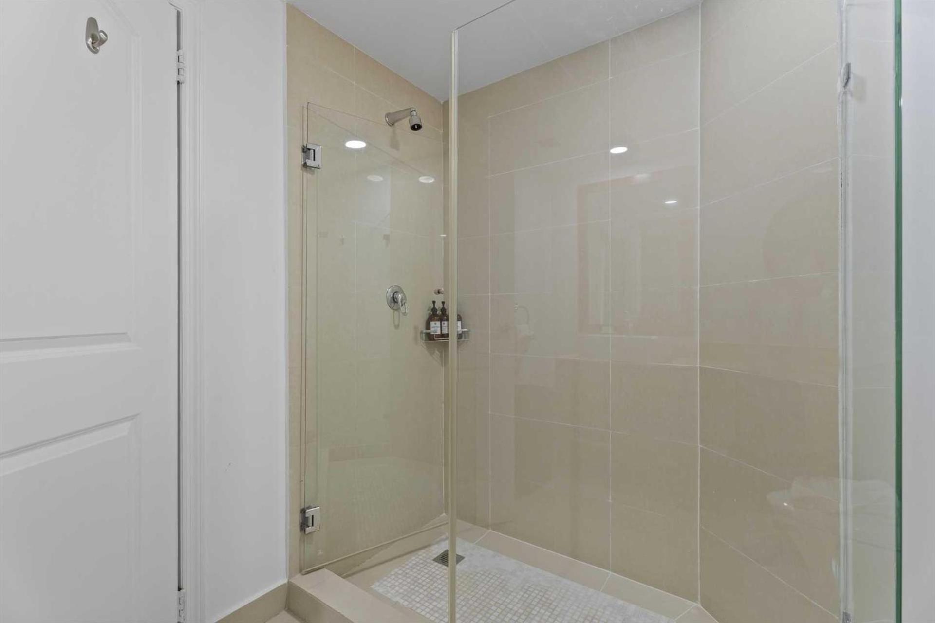 Beachfront -Bella Vista Penthouse 2BR condo - E523