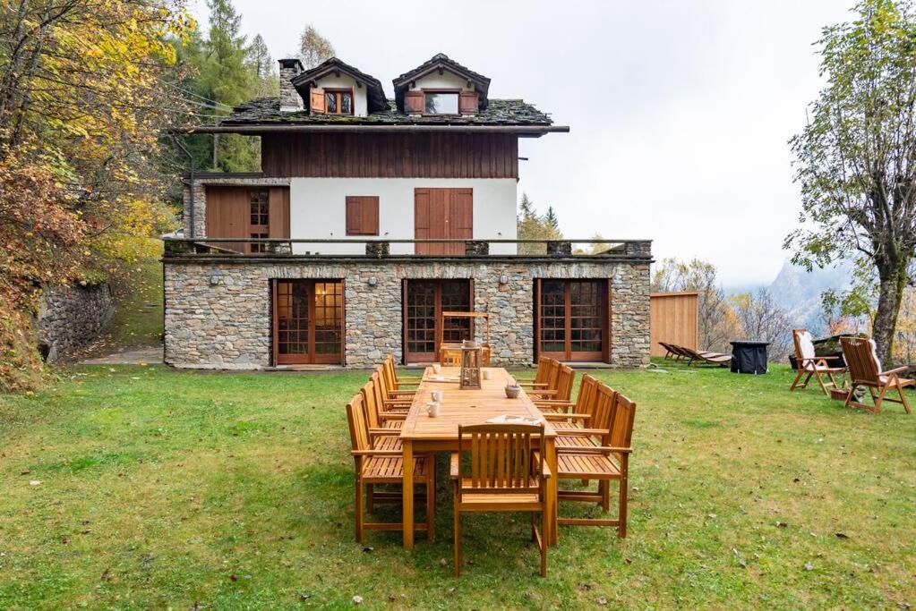 Chalet Les Boisé - Sauna, Heated Pool and Mountains View view 2