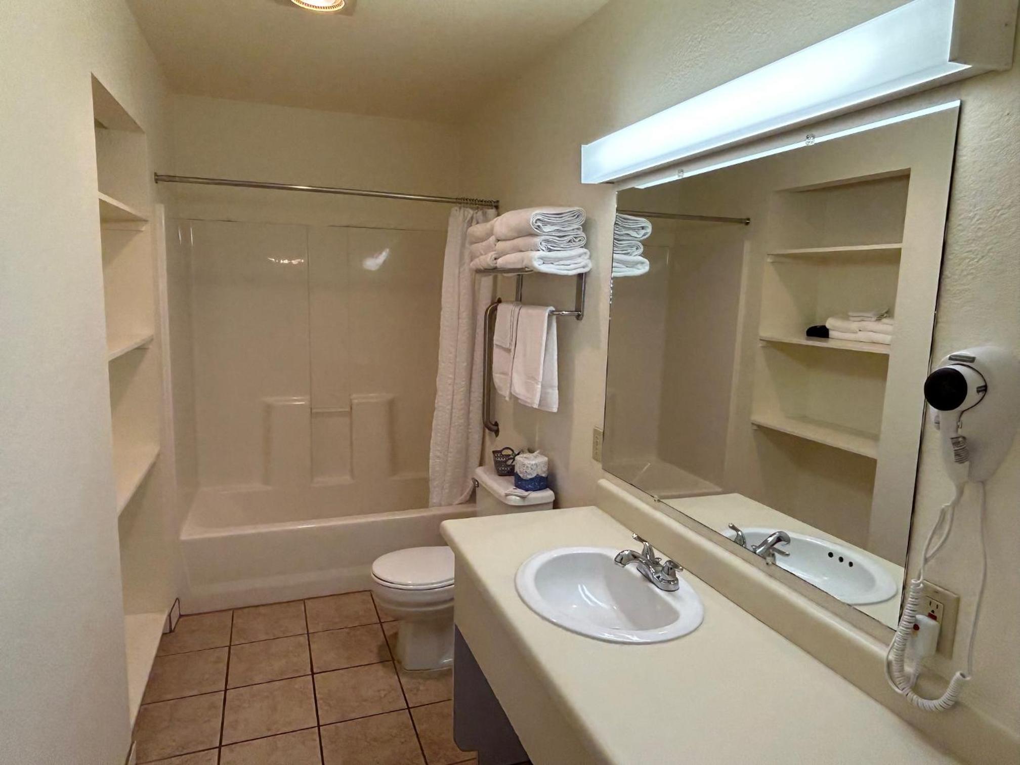 Crescent City Vacations - Bayview Inn - Property Image 3