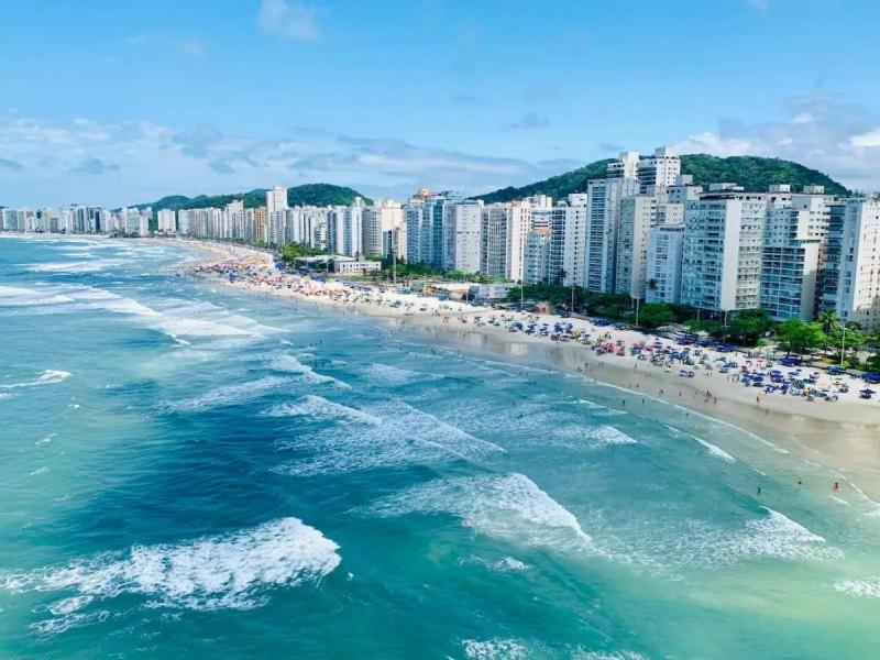 Lindo apartamento Guarujá Pitangueiras -3 Dormitórios 80 metros da praia
