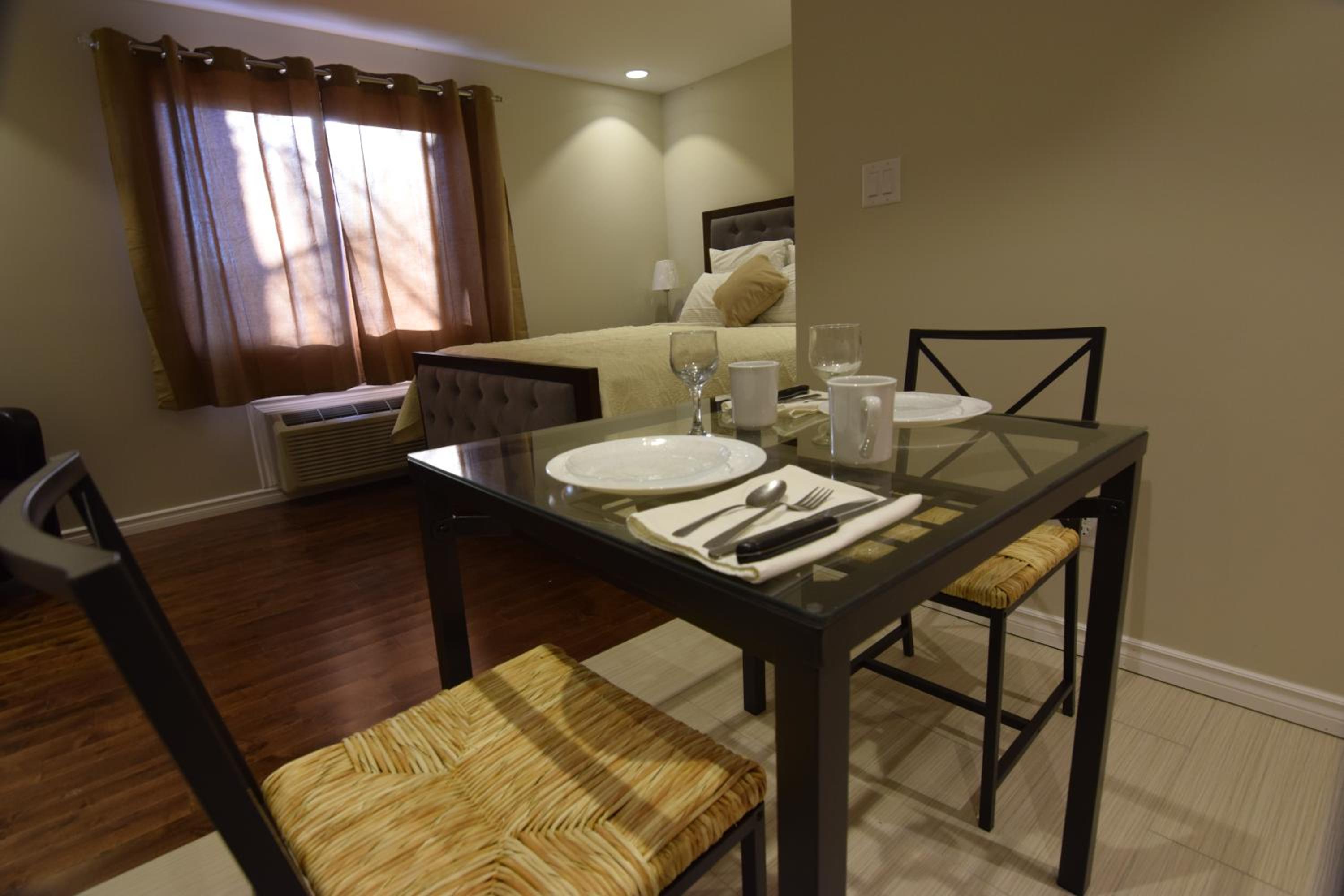 The Lion Inn & Suites
