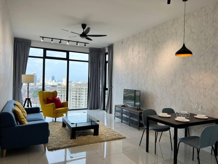 Seaview 2BR Infinity Pool & EasyAccess to Town 13A view 2