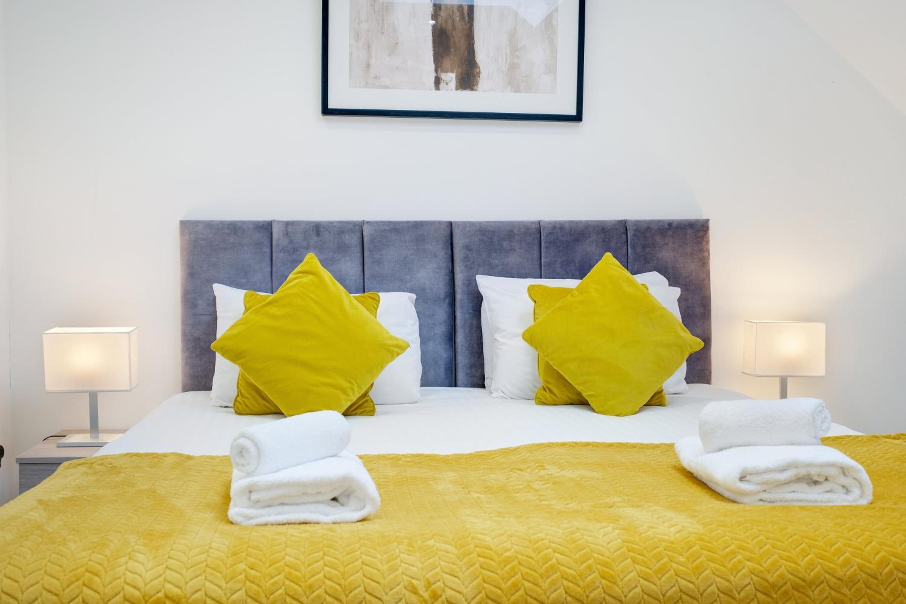 Modern 1 Bedroom Apartment Town Centre Camberley view 2