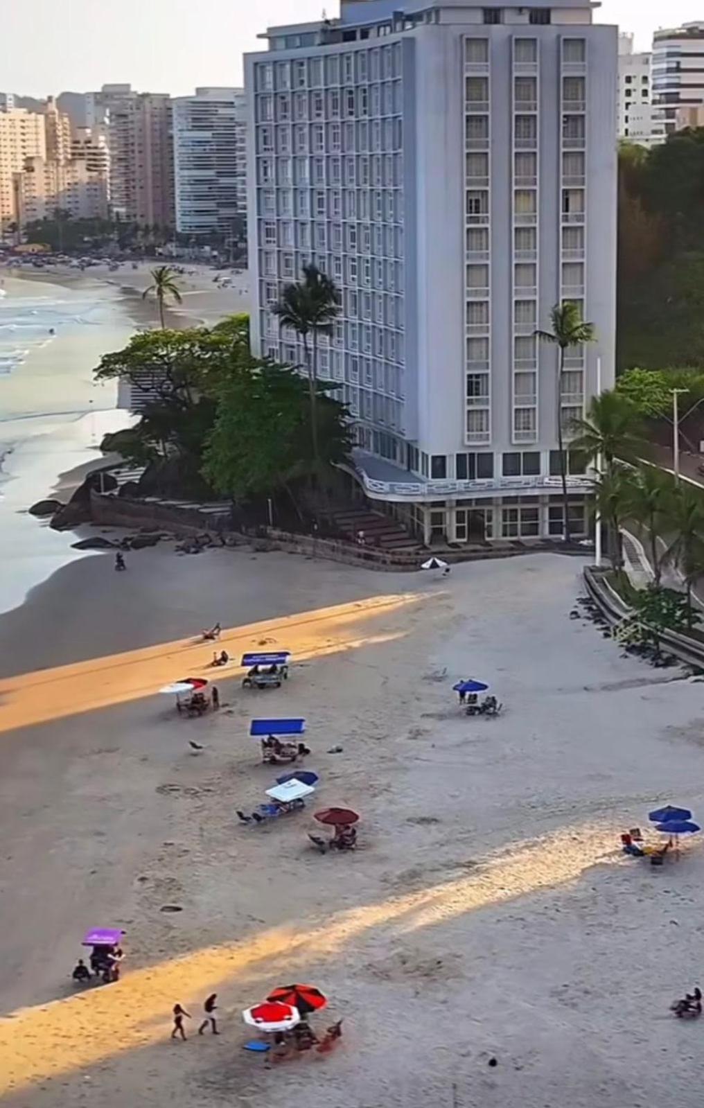 Lindo apartamento Guarujá Pitangueiras -3 Dormitórios 80 metros da praia