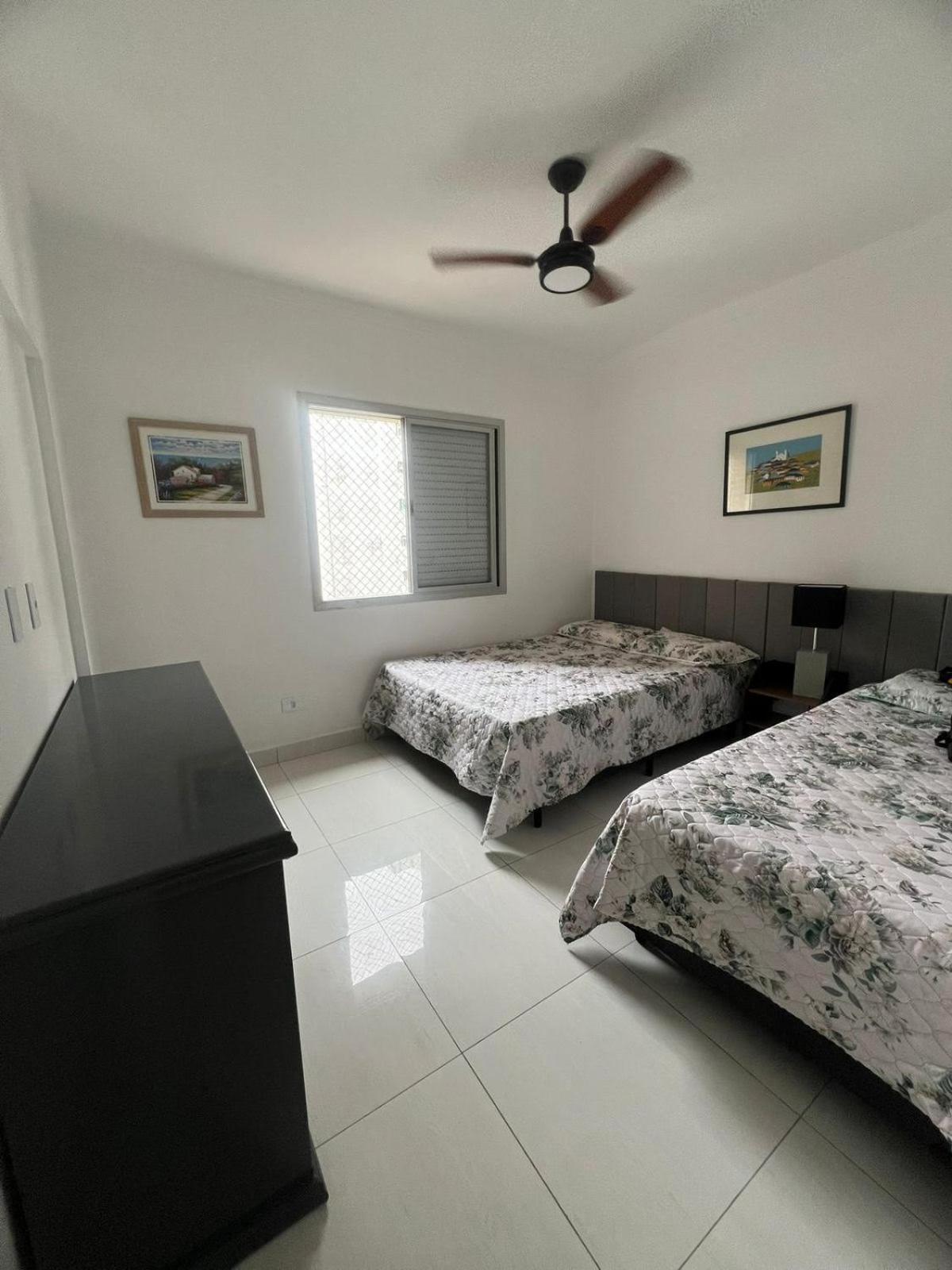 Lindo apartamento Guarujá Pitangueiras -3 Dormitórios 80 metros da praia