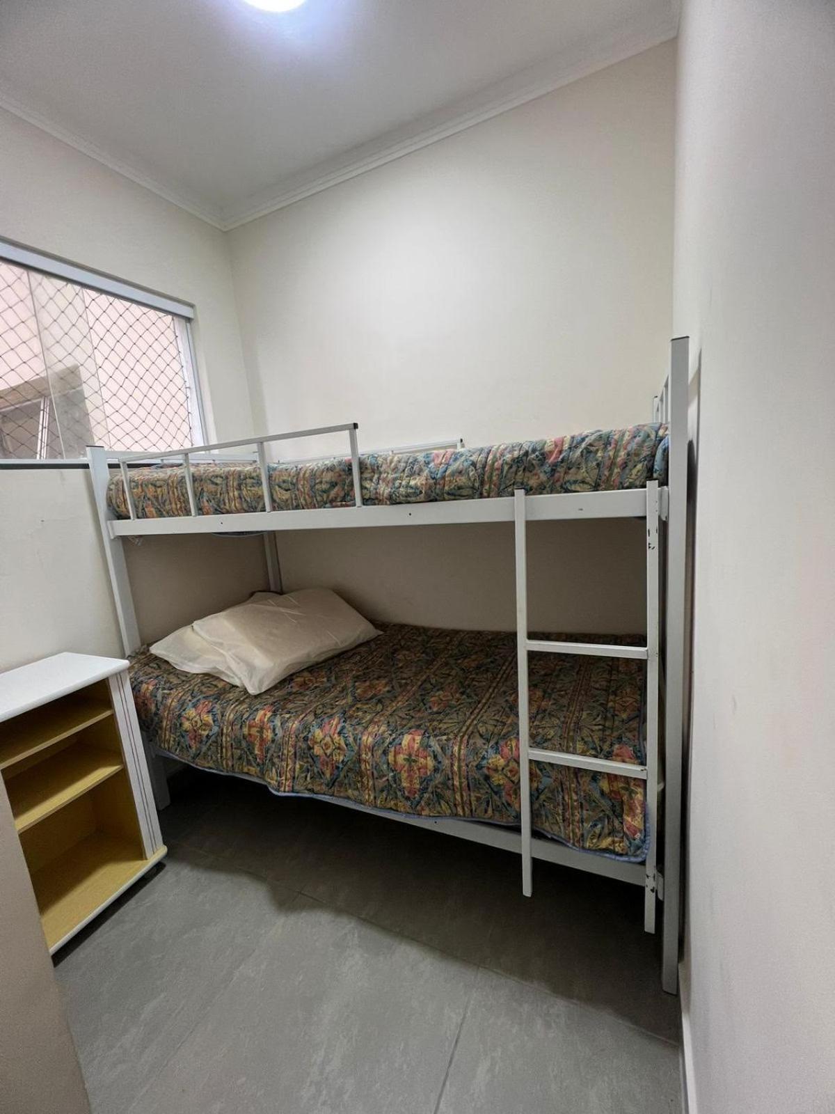 Lindo apartamento Guarujá Pitangueiras -3 Dormitórios 80 metros da praia