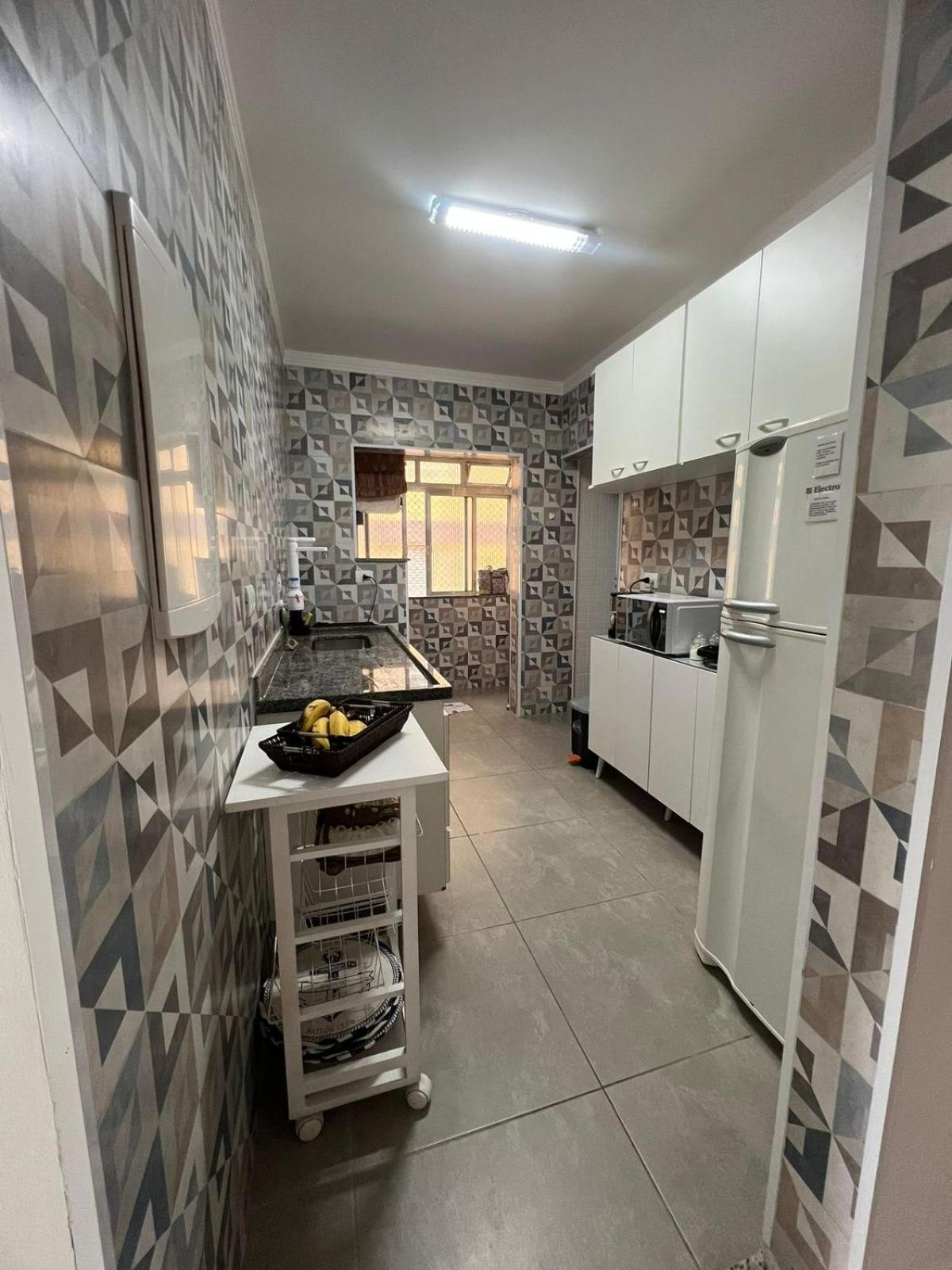 Lindo apartamento Guarujá Pitangueiras -3 Dormitórios 80 metros da praia
