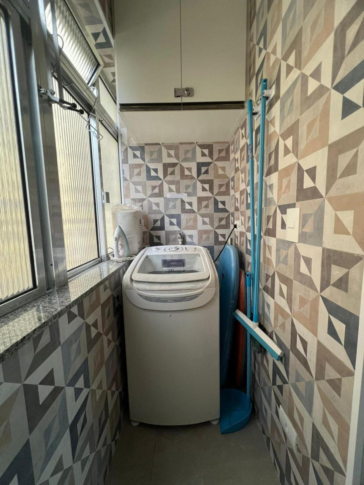 Lindo apartamento Guarujá Pitangueiras -3 Dormitórios 80 metros da praia