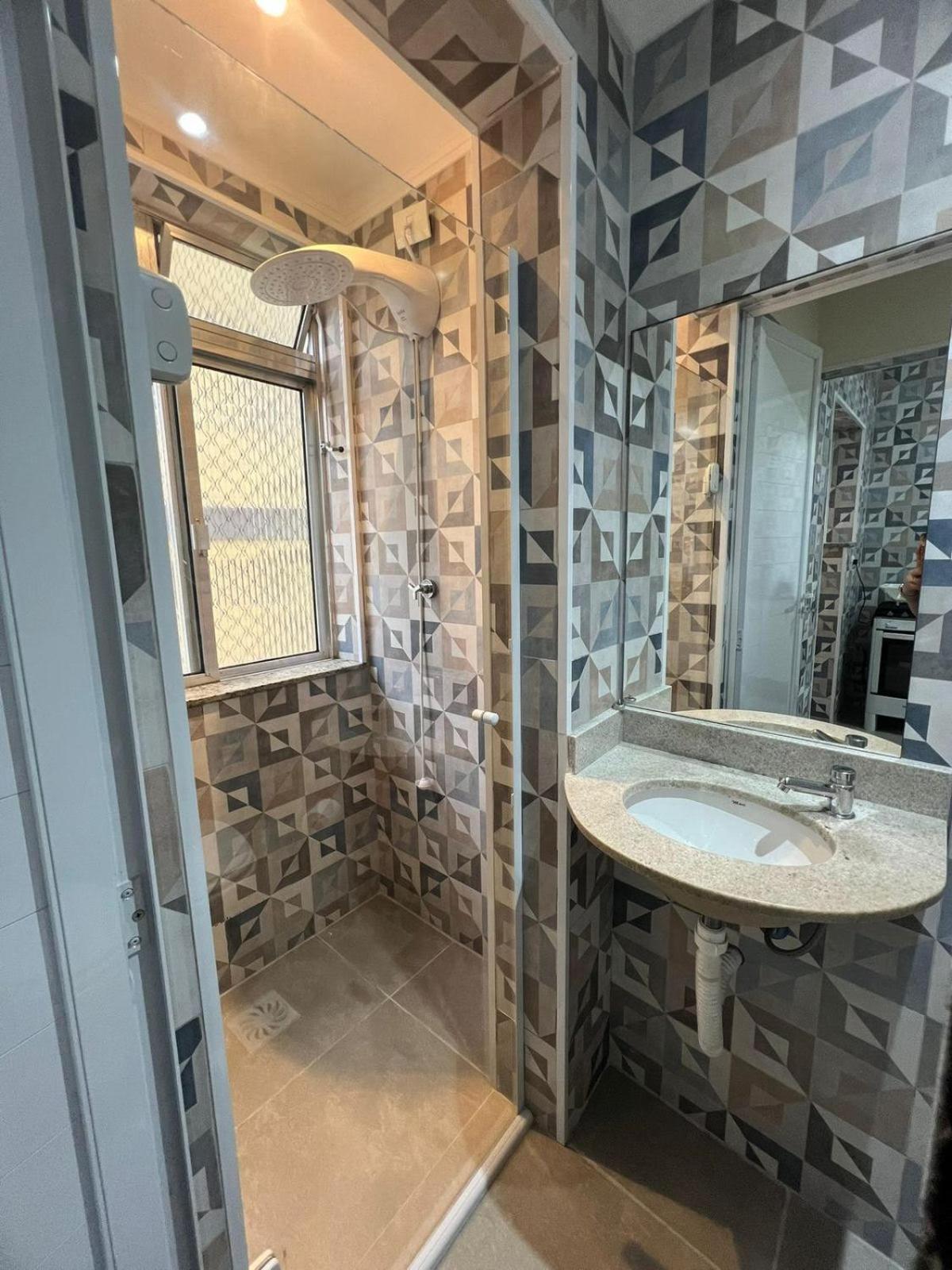 Lindo apartamento Guarujá Pitangueiras -3 Dormitórios 80 metros da praia