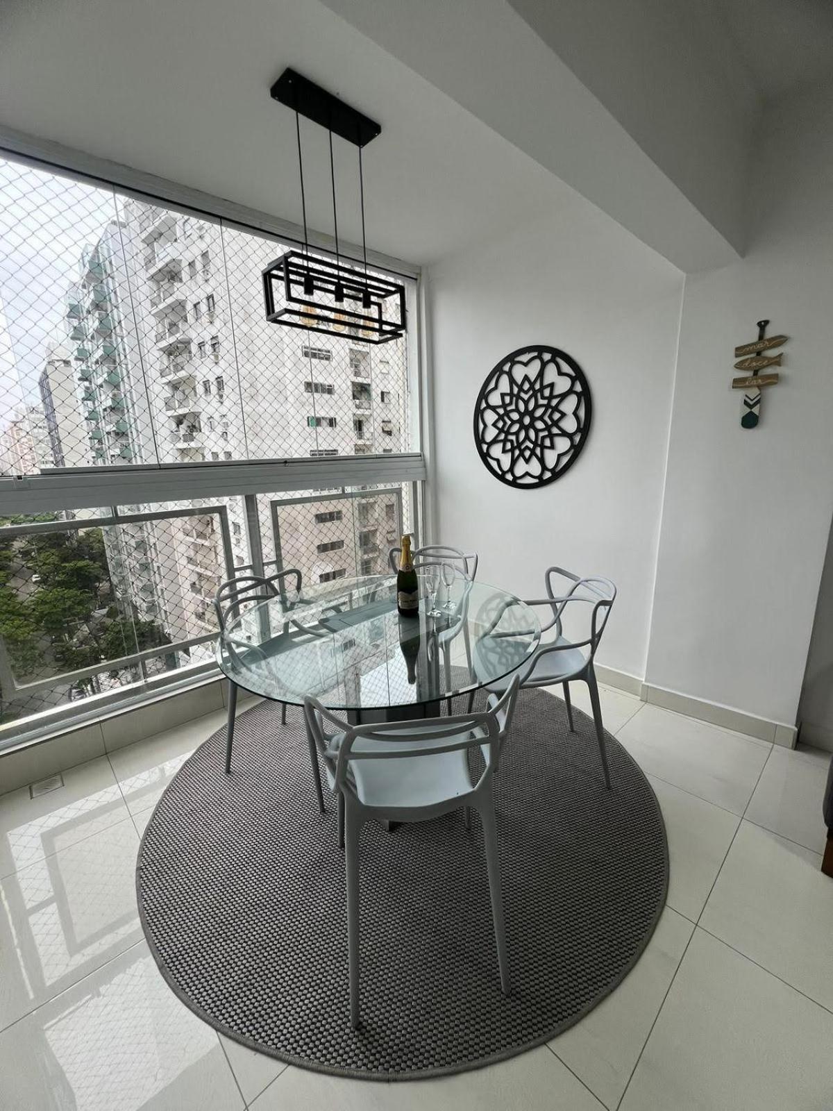 Lindo apartamento Guarujá Pitangueiras -3 Dormitórios 80 metros da praia