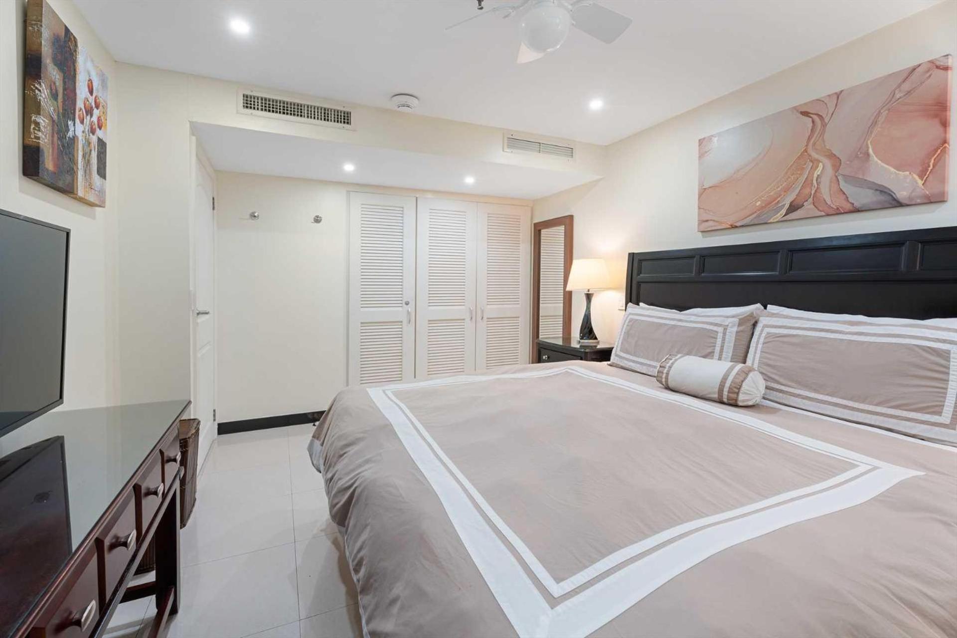 Beachfront - Emerald View 1BR condo - P314