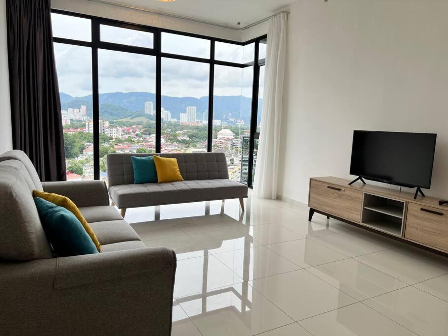 Greatview 2BR Infinity Pool & EasyAccess to Town 13 view 4