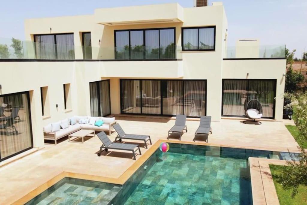 villa white view 3