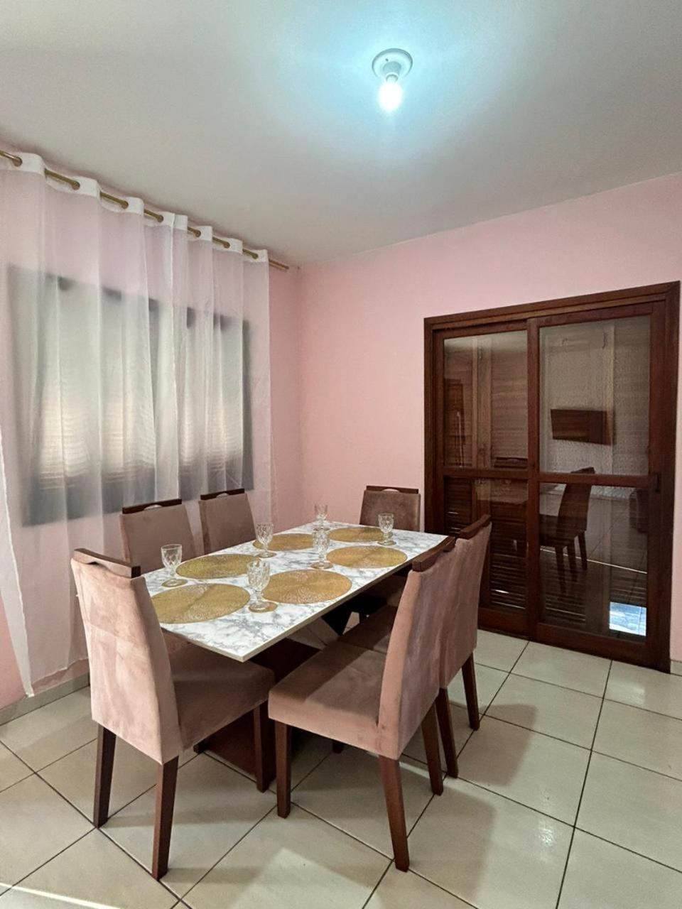 Casa três quartos, ampla e espaçosa