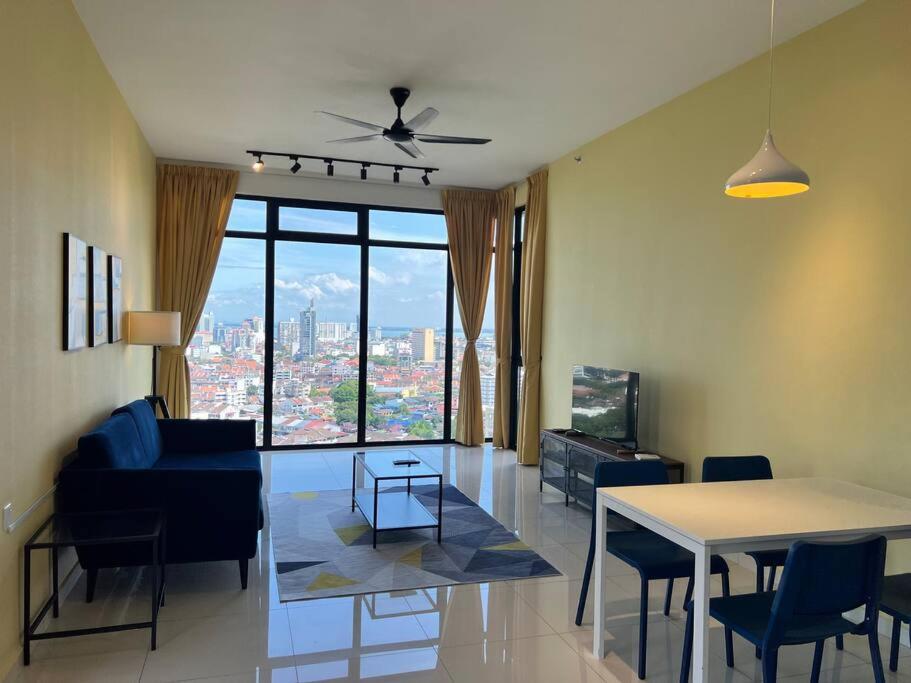 Seaview 2BR Infinity Pool & EasyAccess to Town 201 view 3