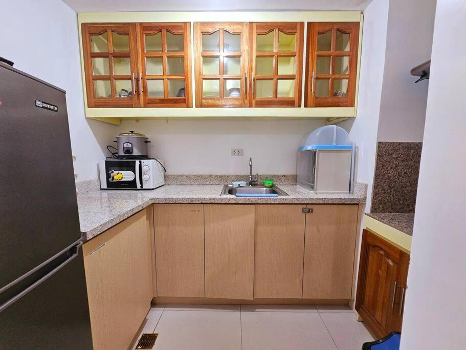 Cozy 2BR with Balcony in Mines View Park by Peniel's Getaway view 3