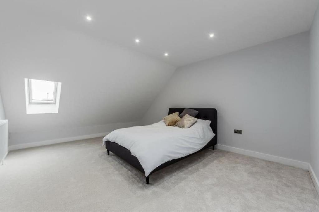 Prime Location 4-Bed Home in Croydon with Parking view 2