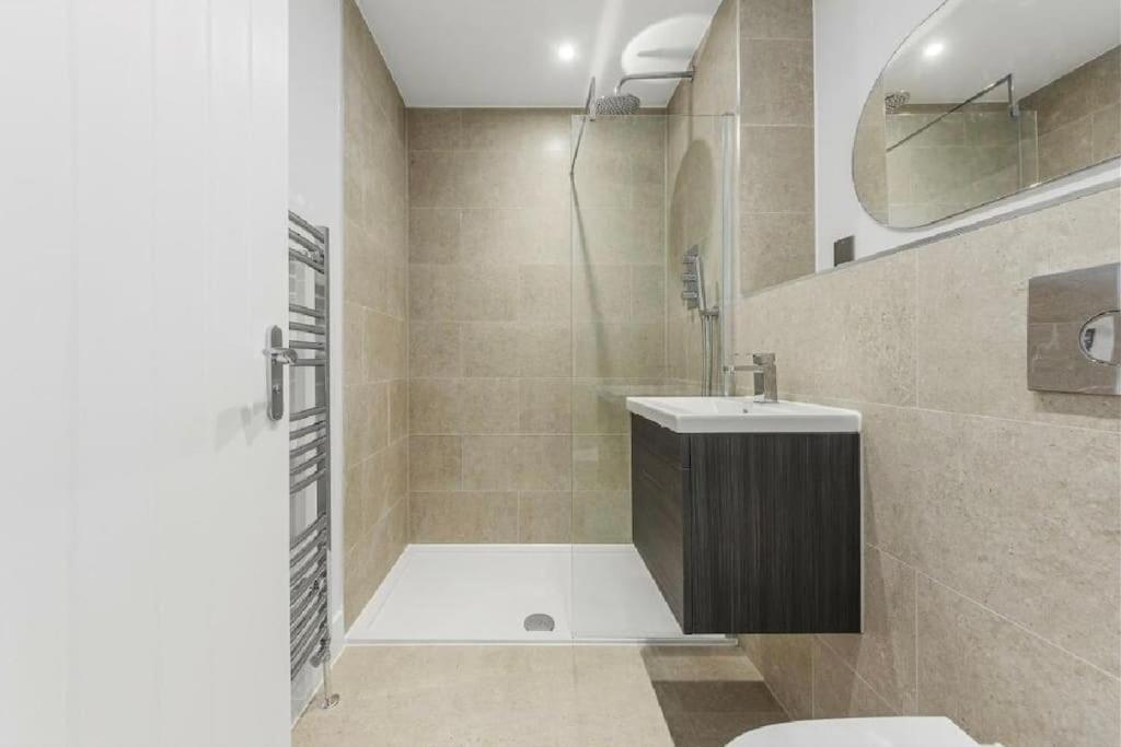 Prime Location 4-Bed Home in Croydon with Parking view 3