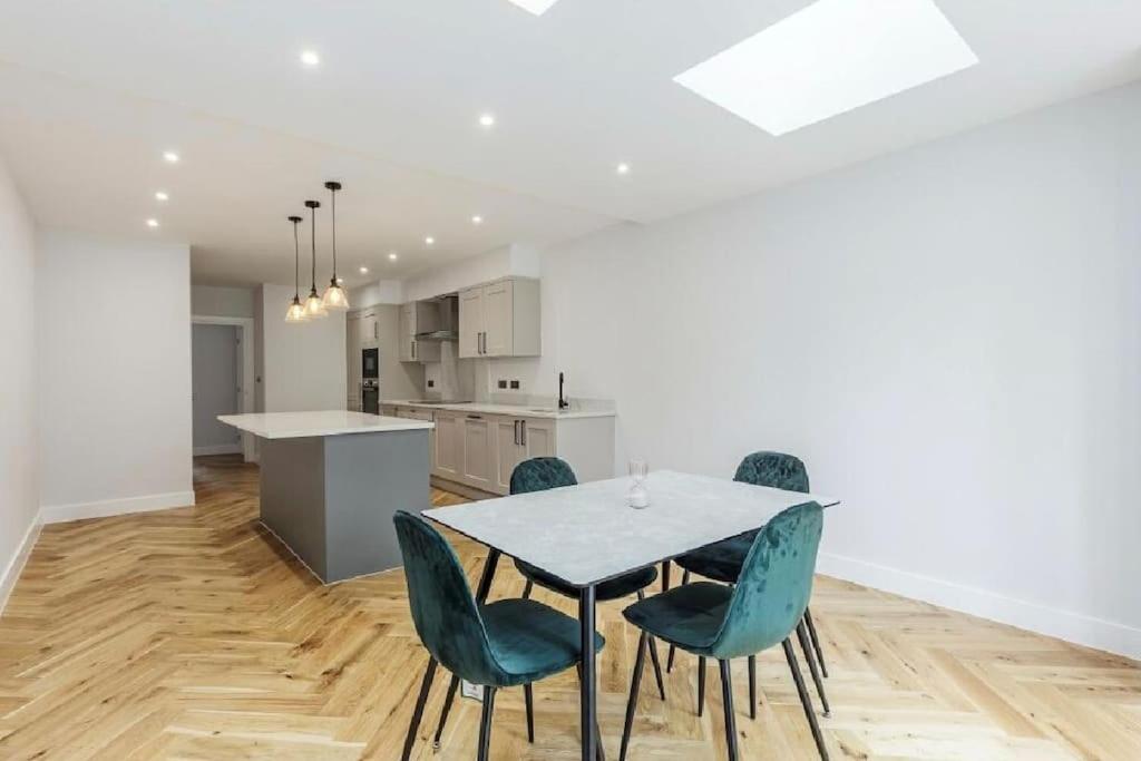 Prime Location 4-Bed Home in Croydon with Parking view 4