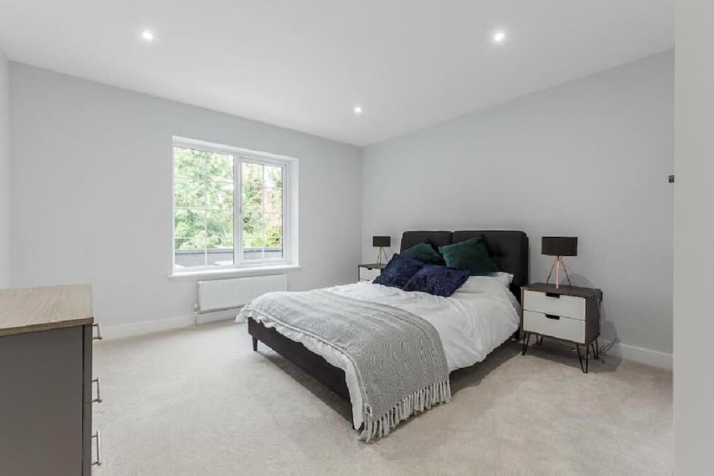Prime Location 4-Bed Home in Croydon with Parking view 5