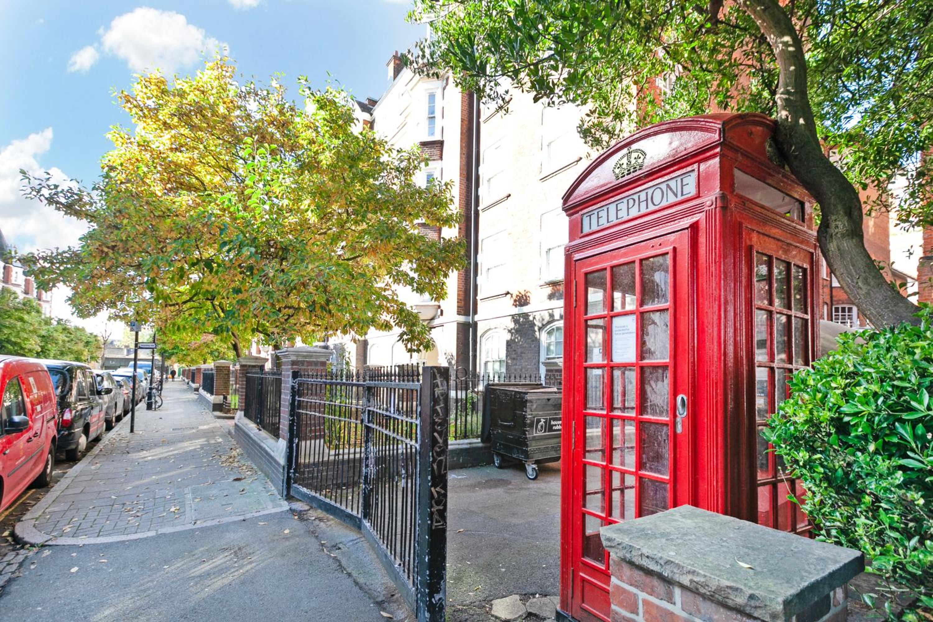 Beautiful 3 Bedroom Flat In Scott Ellis Gardens