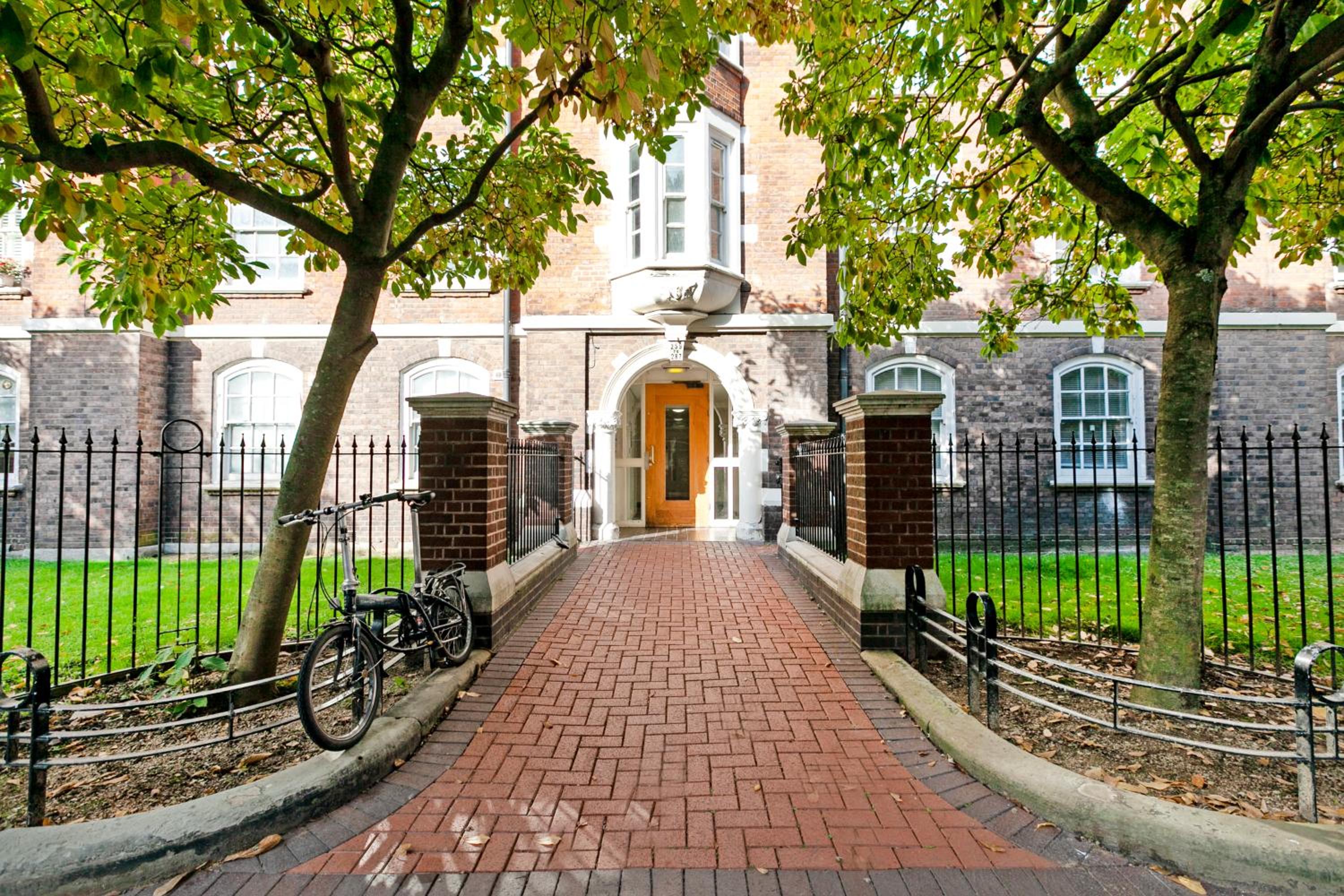 Beautiful 3 Bedroom Flat In Scott Ellis Gardens