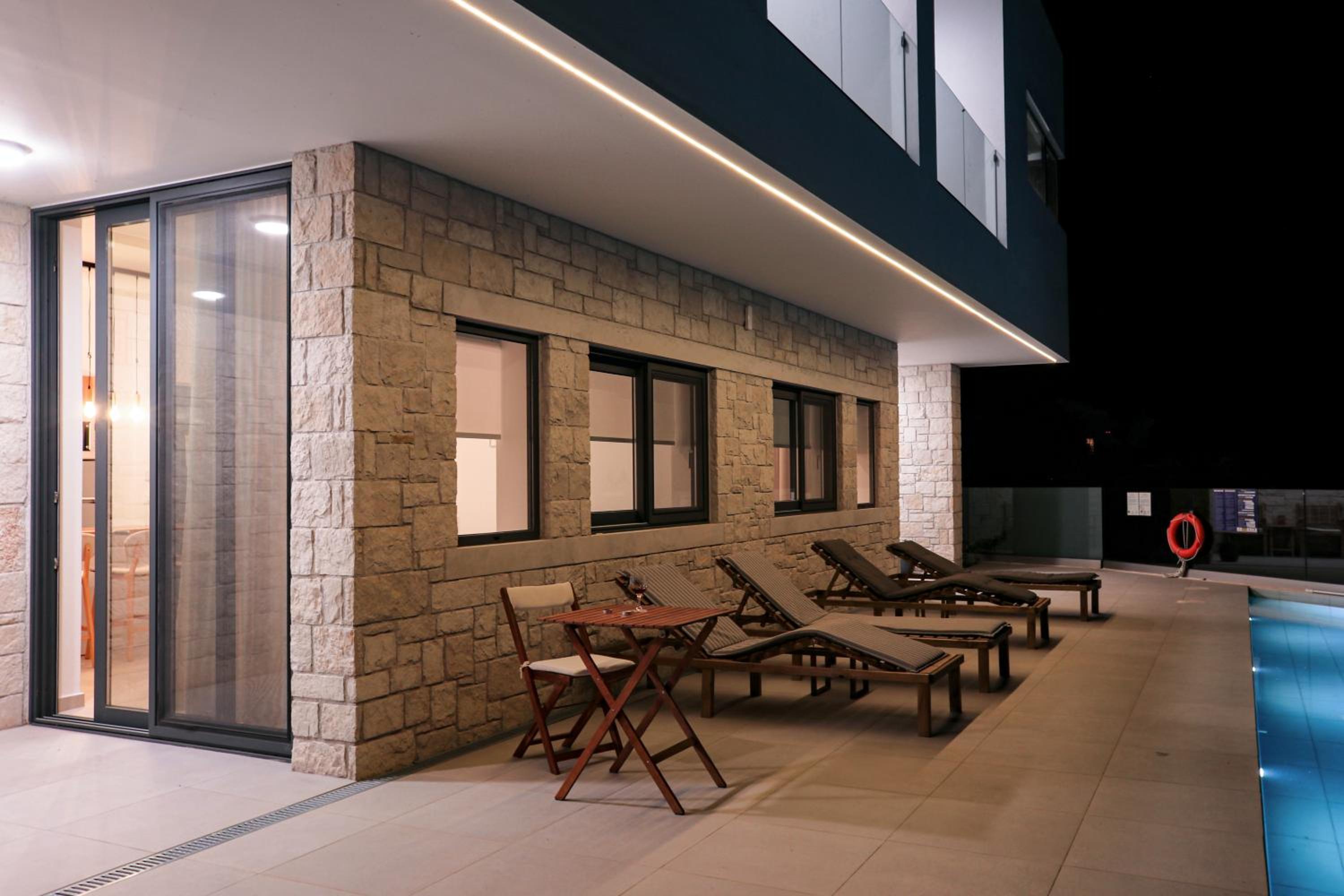 Cream Cozy Getaway - 3 Pearls Pool Retreat