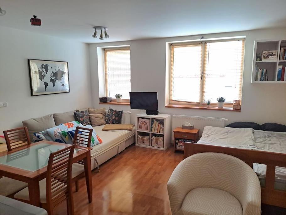 HARRADISE Plně vybavený apartmán pod Mumlavským vodopádem, na cestě na HŘEBENY, nejlepší VÝLETY v okolí, ZAHRADA pro relax i děti, LESY a turistické TRASY 