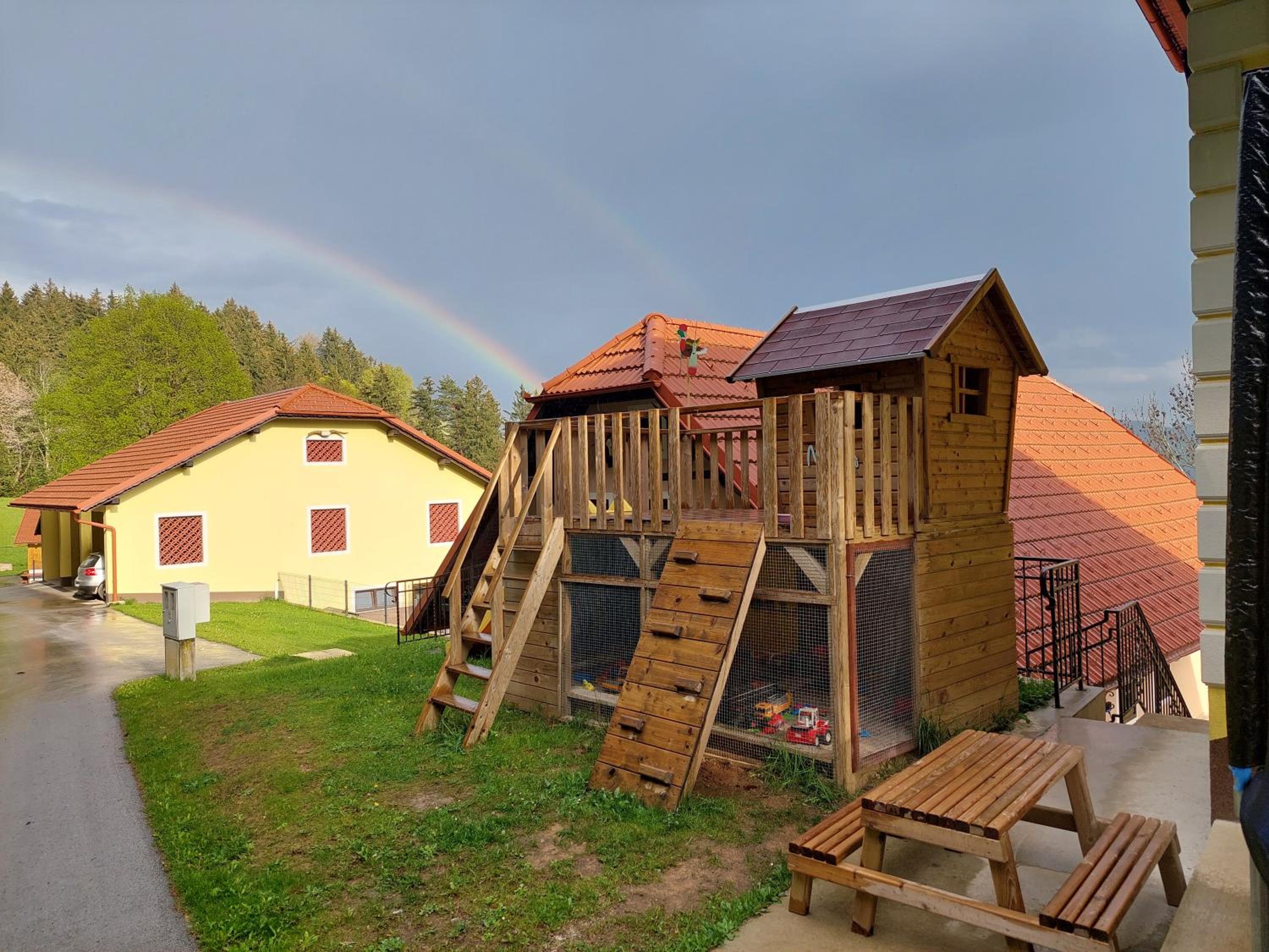 Sunflower House with Jacuzzy and Sauna view 3