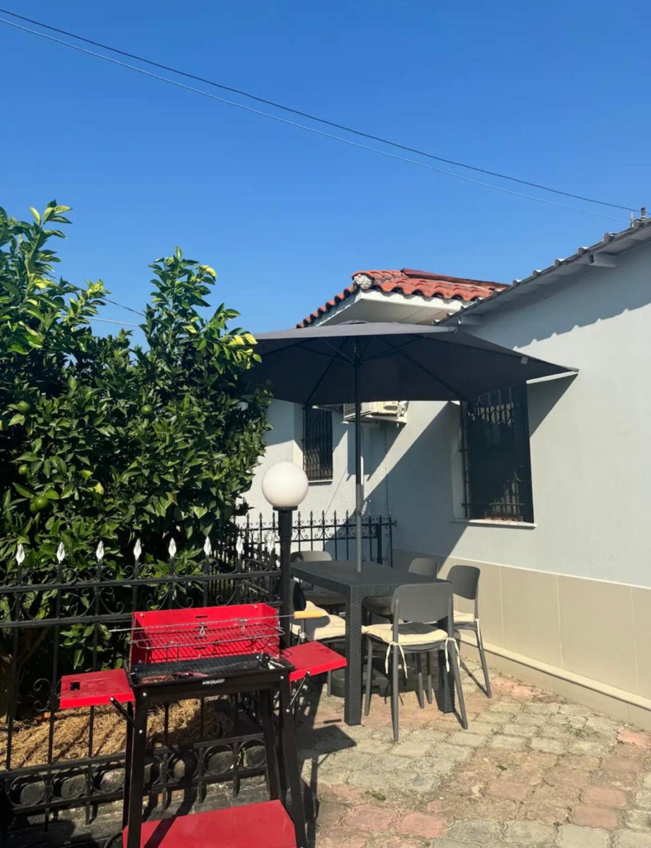 5 bedroom! 12 min to airport! Private parking