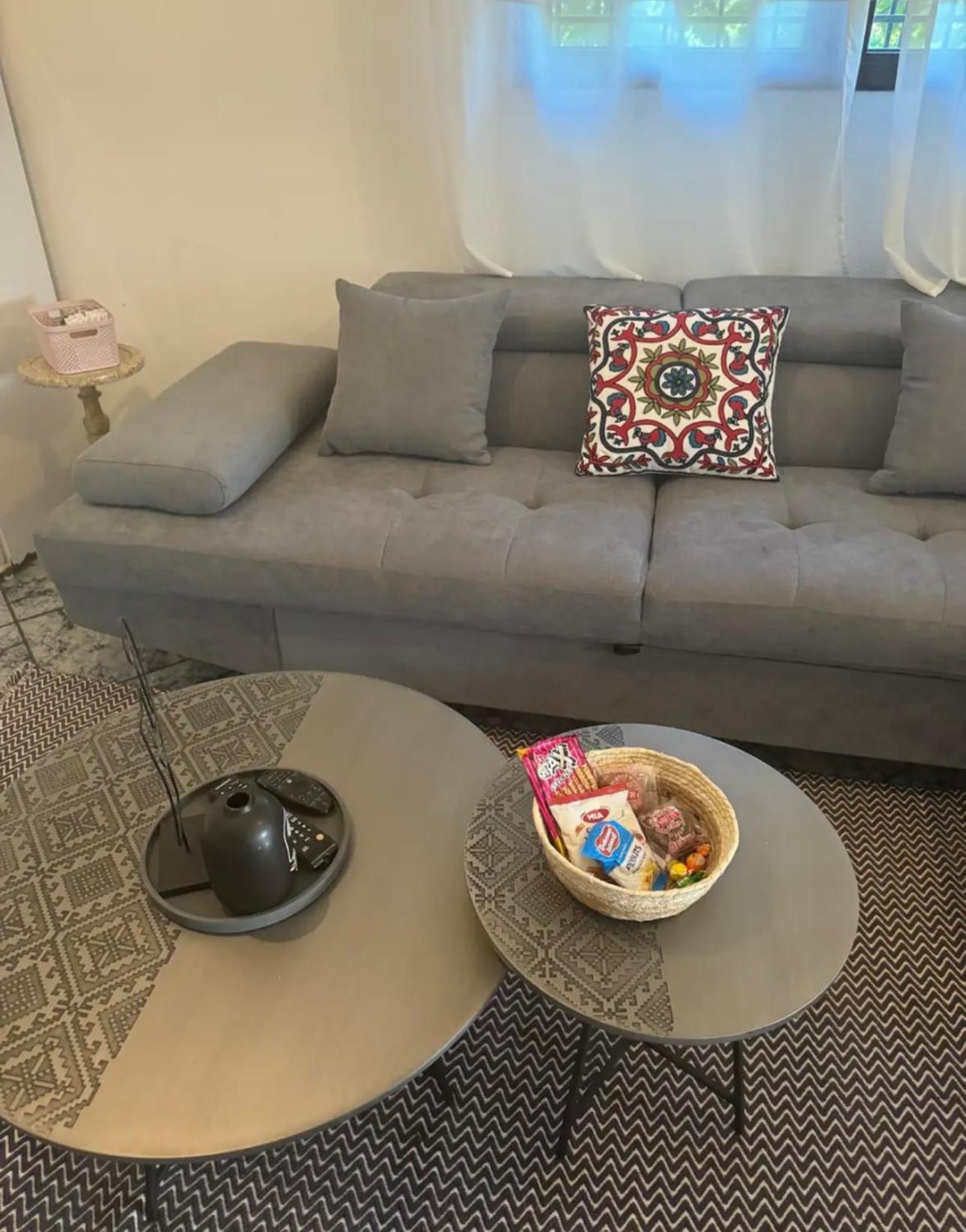 5 bedroom! 12 min to airport! Private parking
