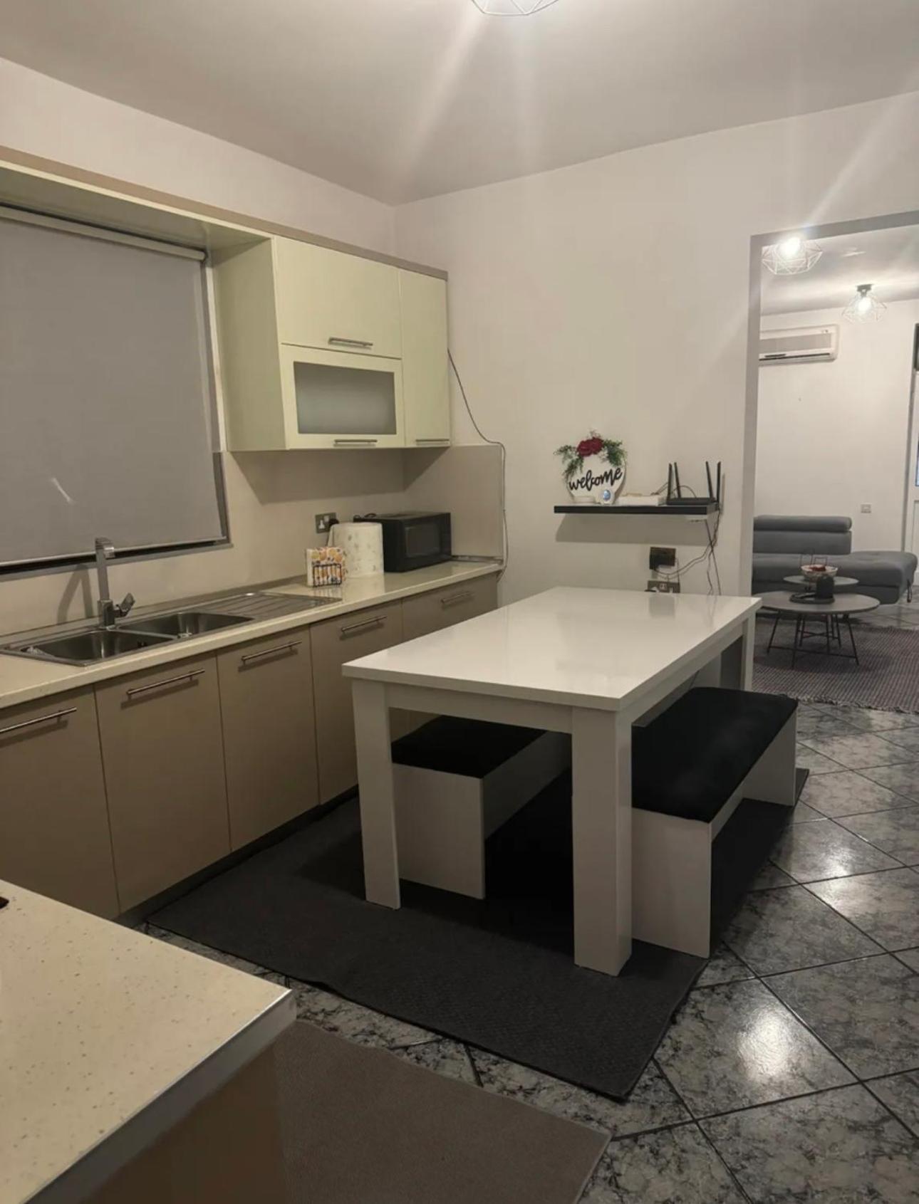 5 bedroom! 12 min to airport! Private parking