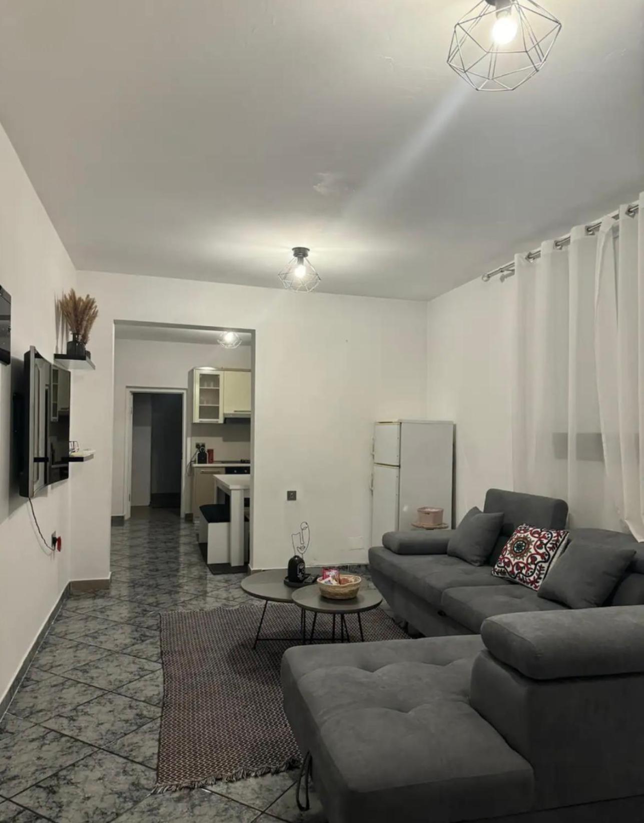 5 bedroom! 12 min to airport! Private parking