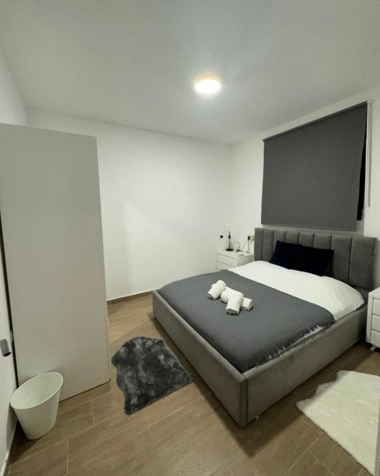 5 bedroom! 12 min to airport! Private parking