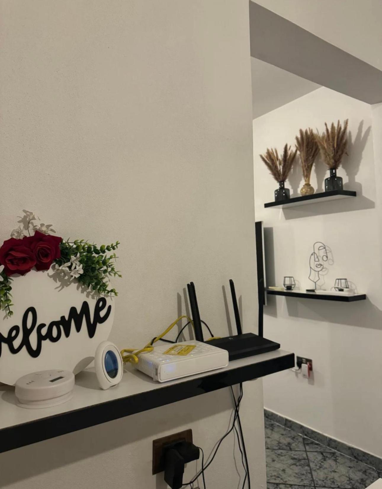 5 bedroom! 12 min to airport! Private parking