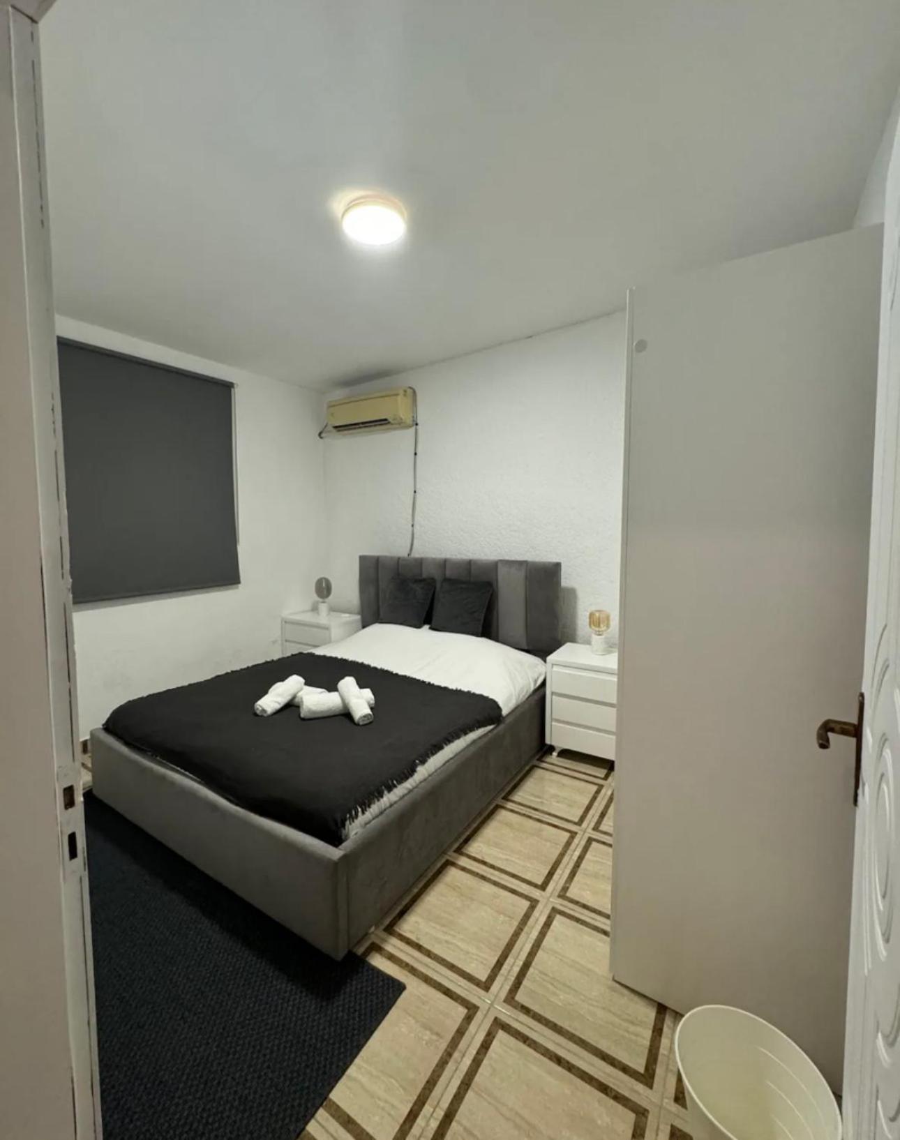 5 bedroom! 12 min to airport! Private parking
