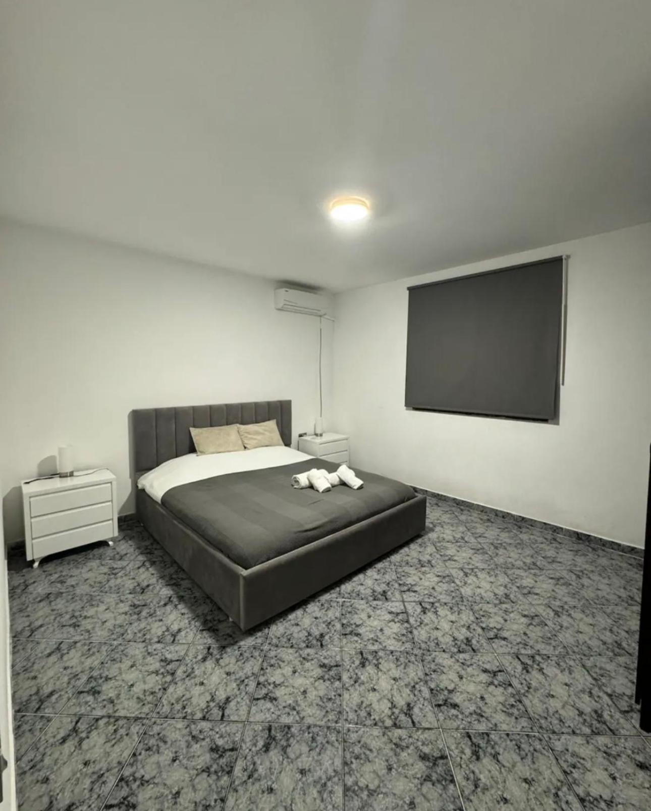 5 bedroom! 12 min to airport! Private parking