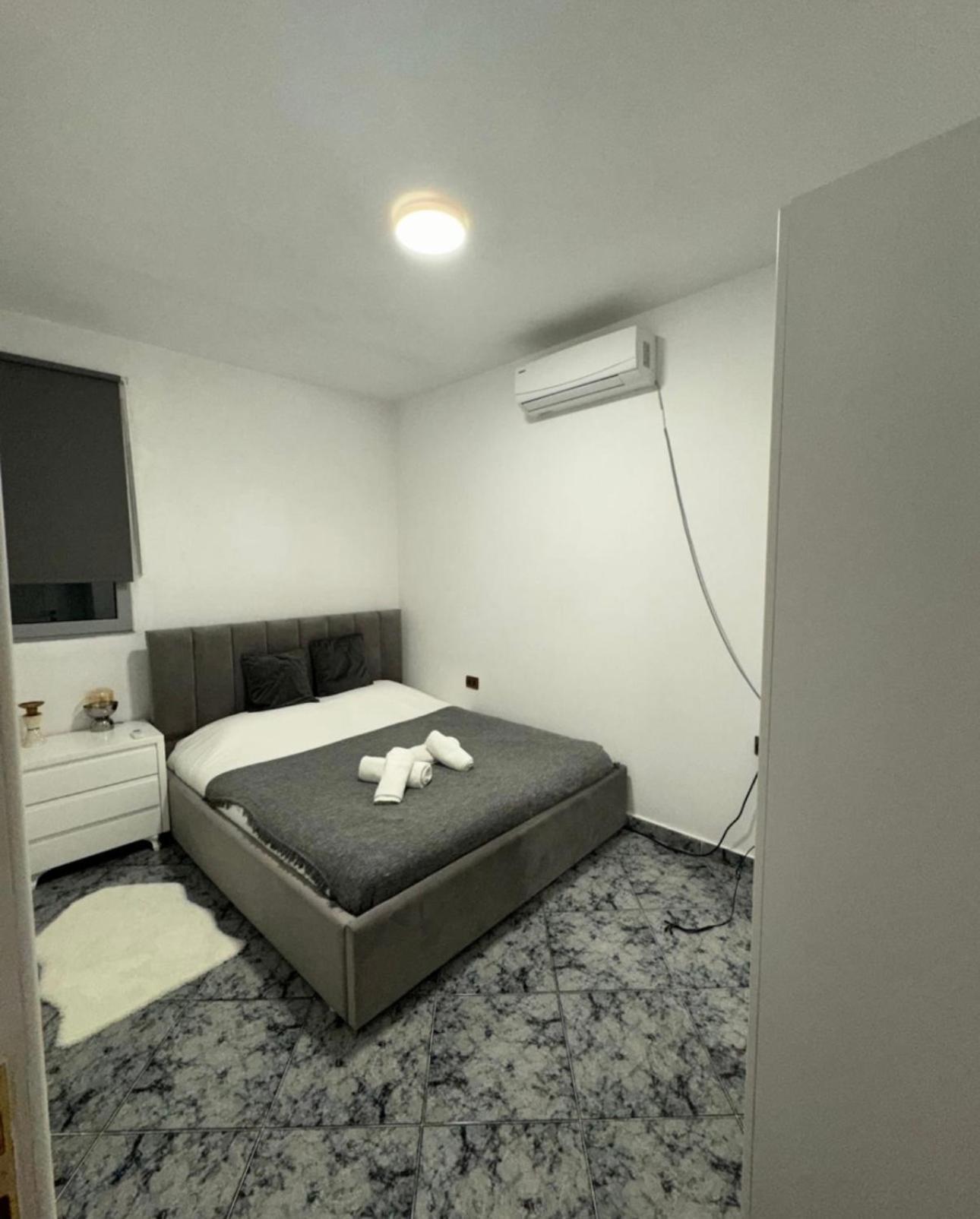 5 bedroom! 12 min to airport! Private parking