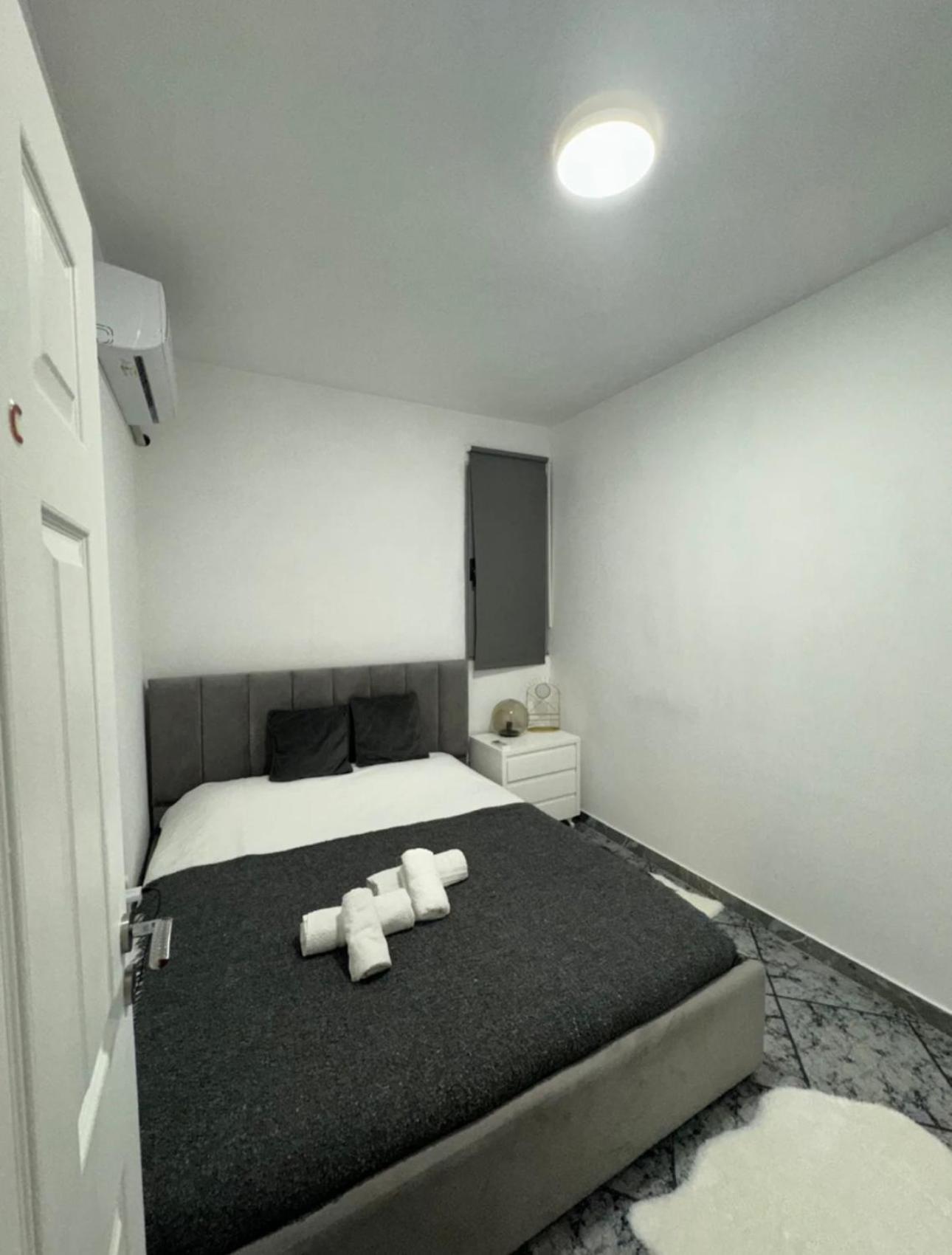5 bedroom! 12 min to airport! Private parking