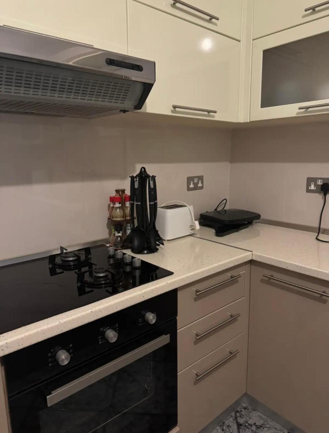 5 bedroom! 12 min to airport! Private parking