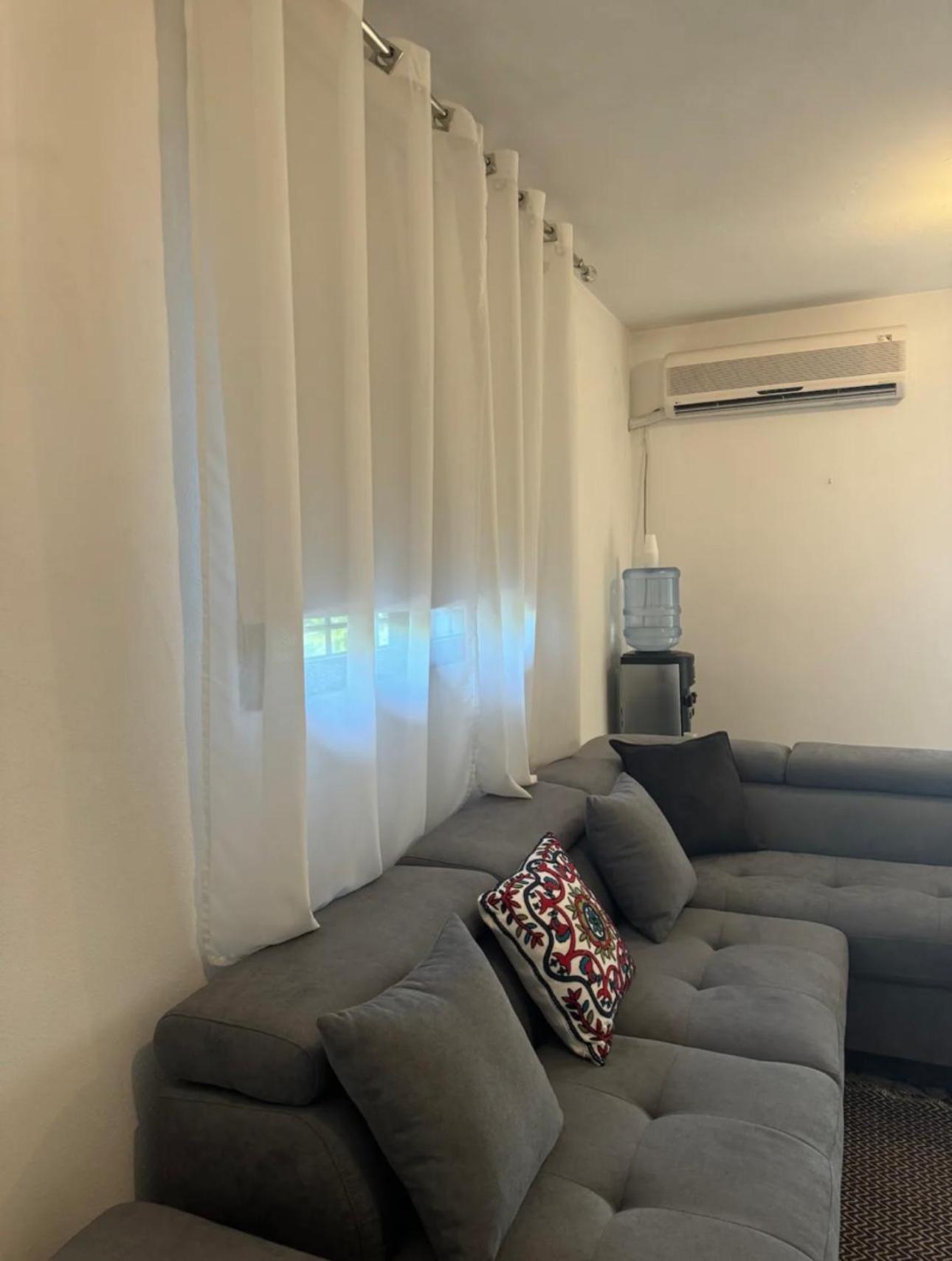 5 bedroom! 12 min to airport! Private parking