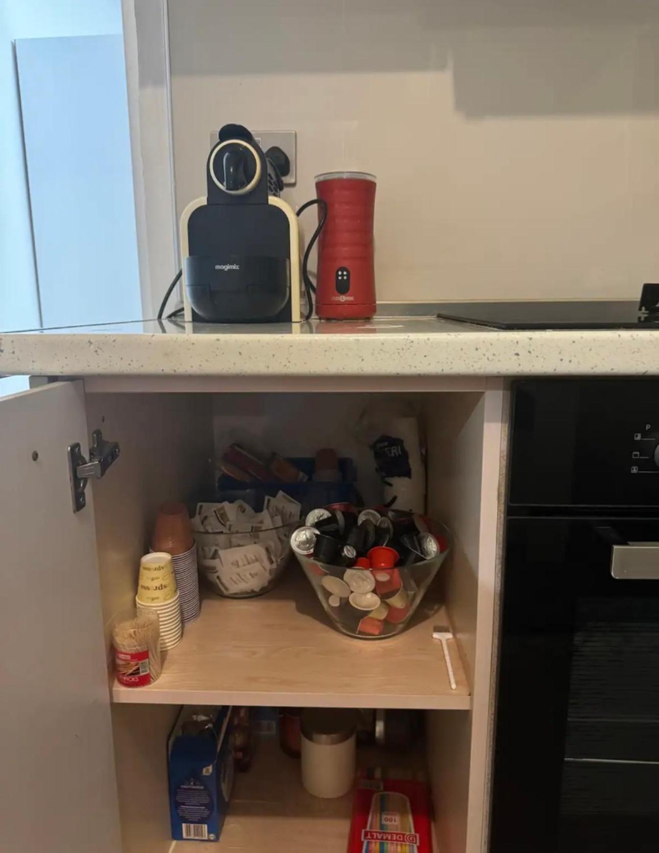 5 bedroom! 12 min to airport! Private parking