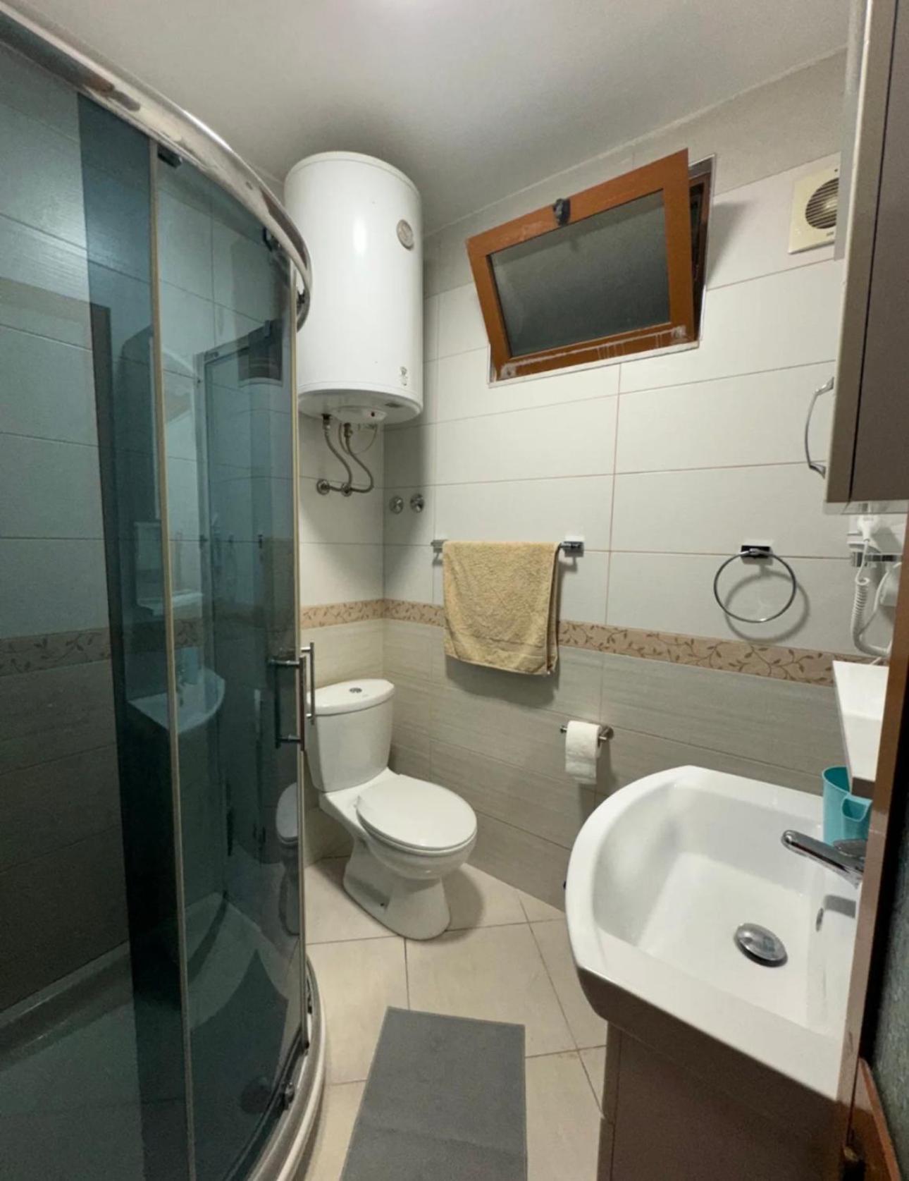 5 bedroom! 12 min to airport! Private parking