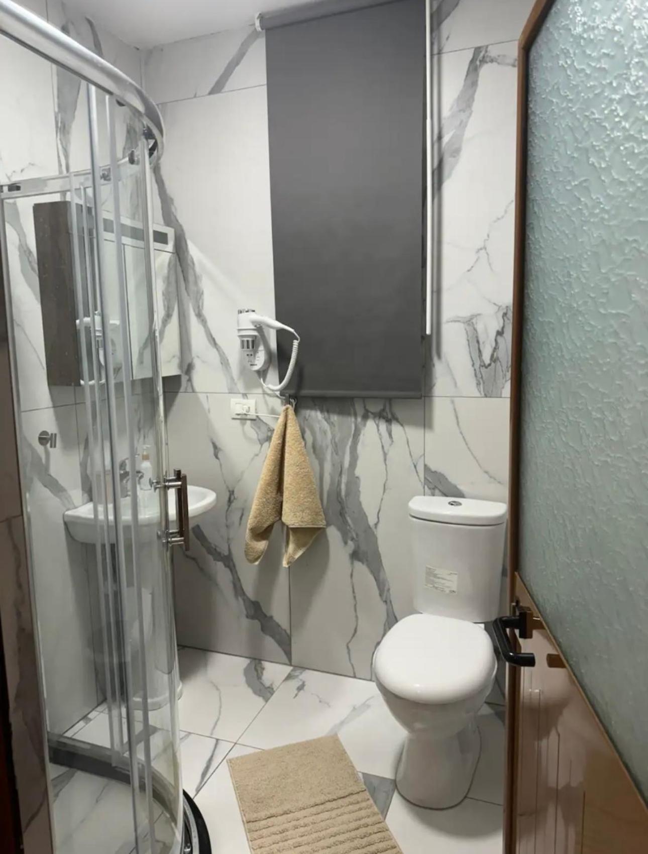 5 bedroom! 12 min to airport! Private parking