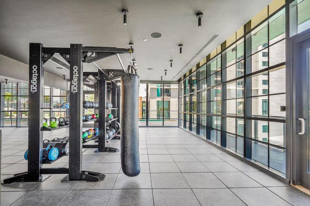 Modern Apartment 2BR-2BTH- Pool & Gym