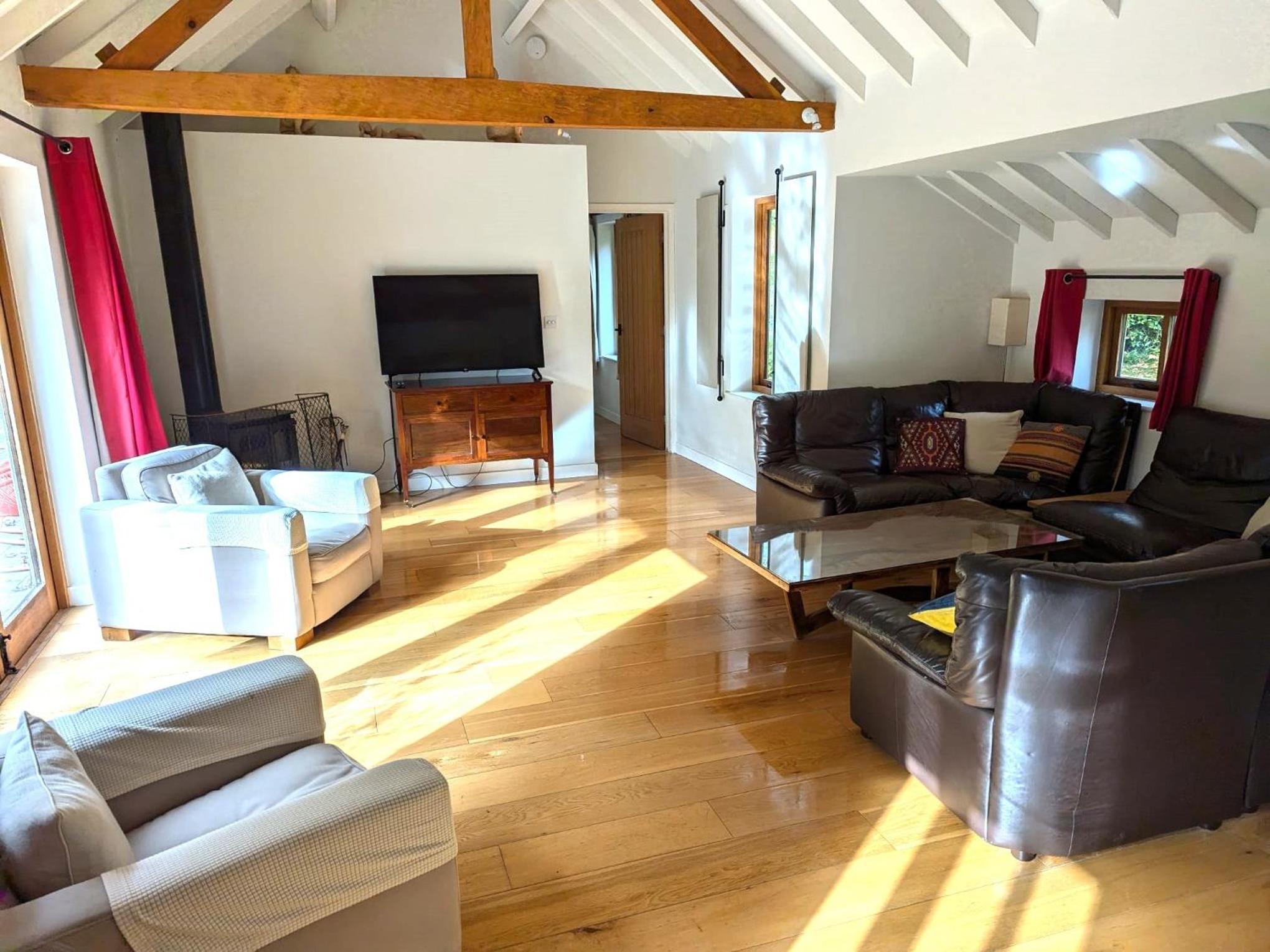 Rural Cottage Retreat, Near Goodwood Festival of Speed, Dog Friendly with Shared Outdoor Pool, gardens & Tennis, Free Parking! Chichester Holiday Propertie