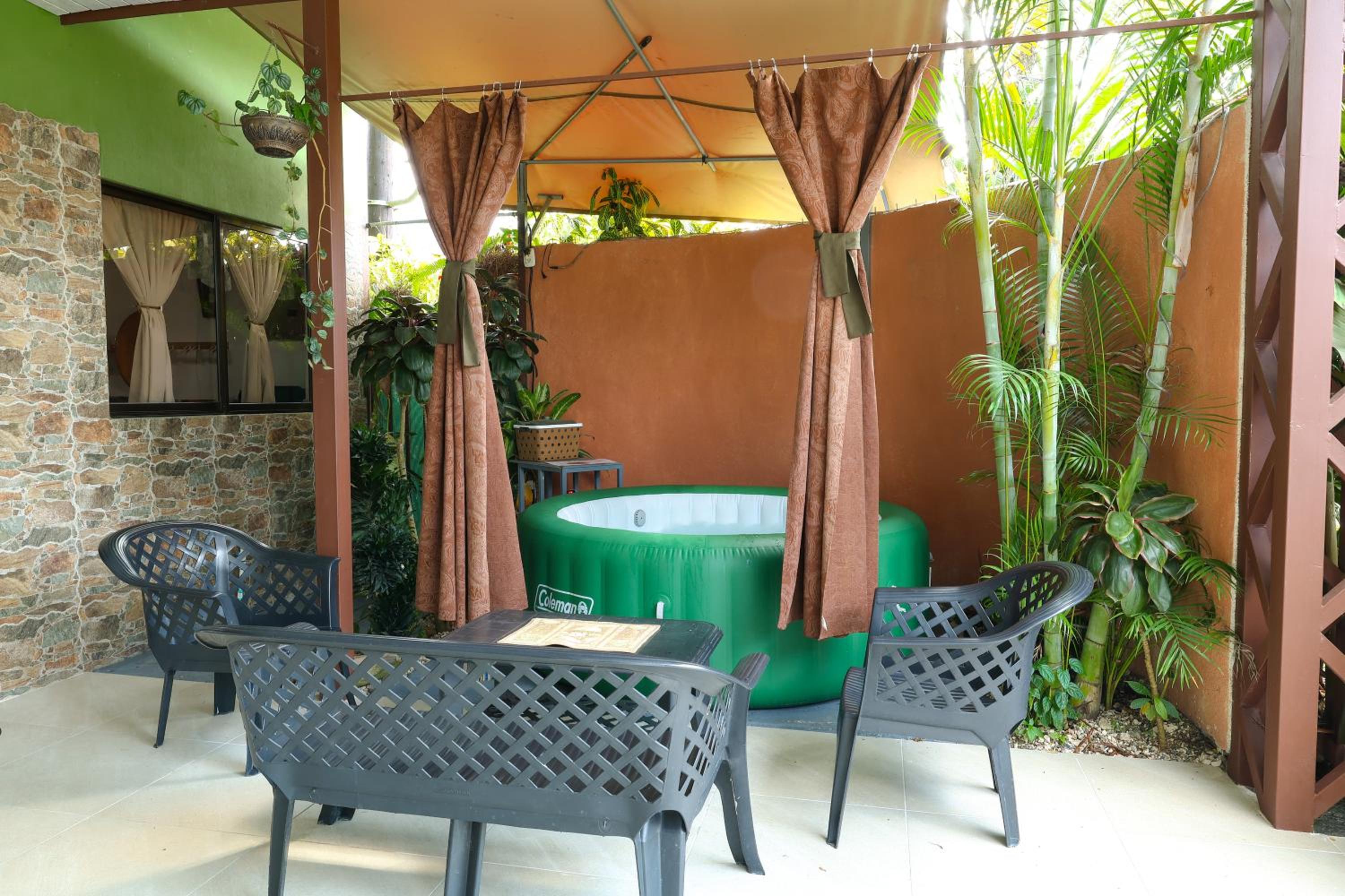 SWEET HOME PRIVATE JACUZZI AND POOL ac