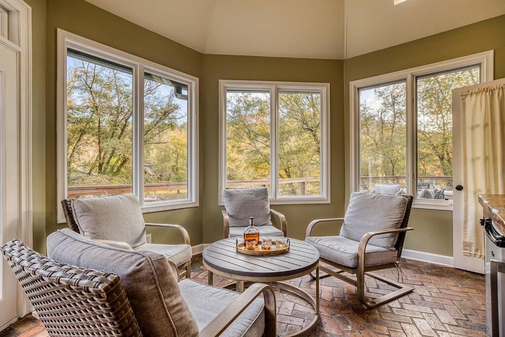9BDRM Toccoa River Estate with Pool and Games