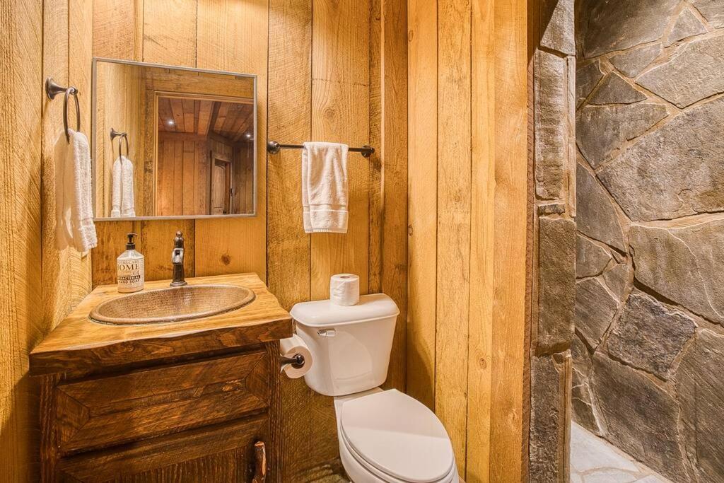 9BDRM Toccoa River Estate with Pool and Games