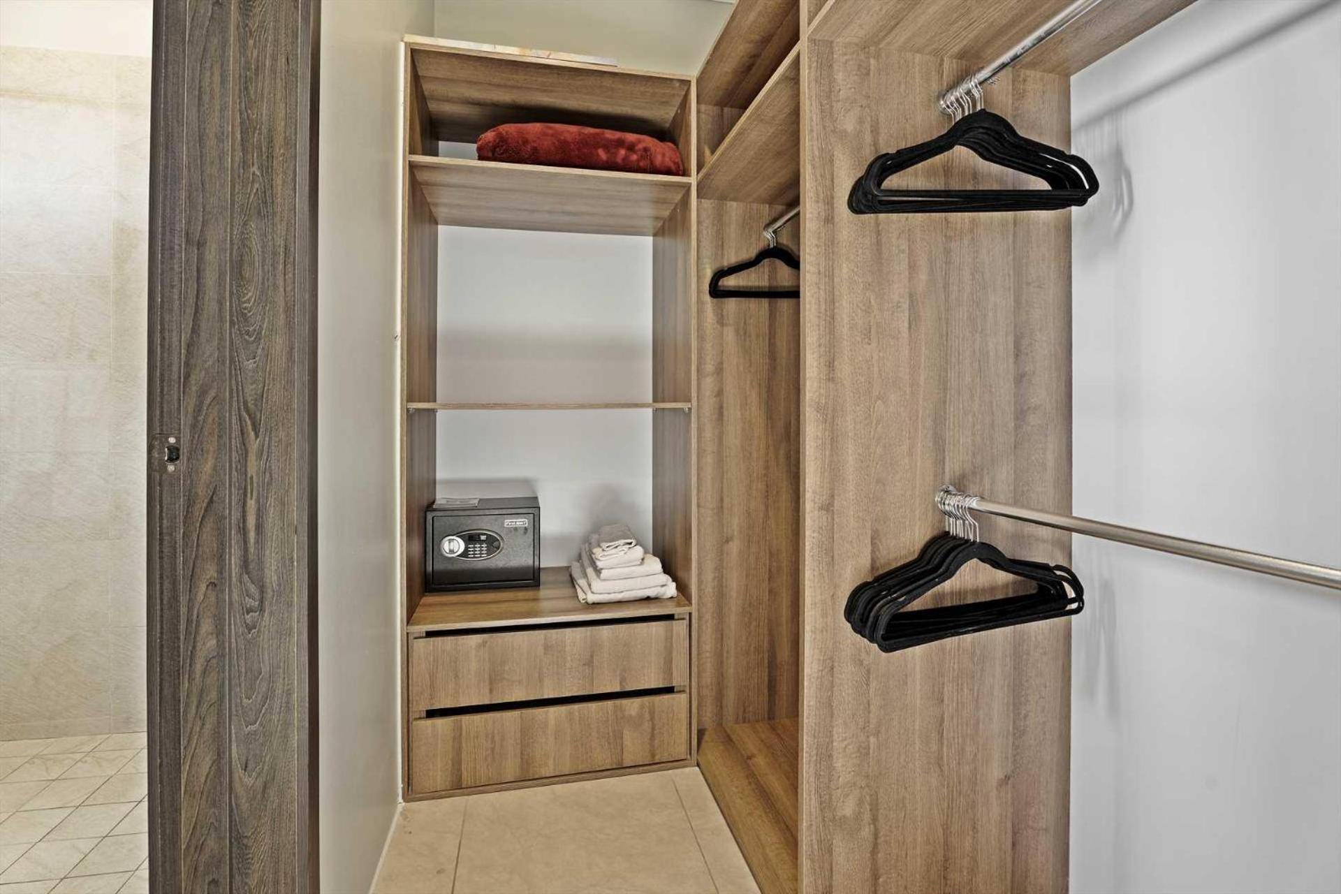 Eagle Beach- Private pool- LeVent townhome-LV130th